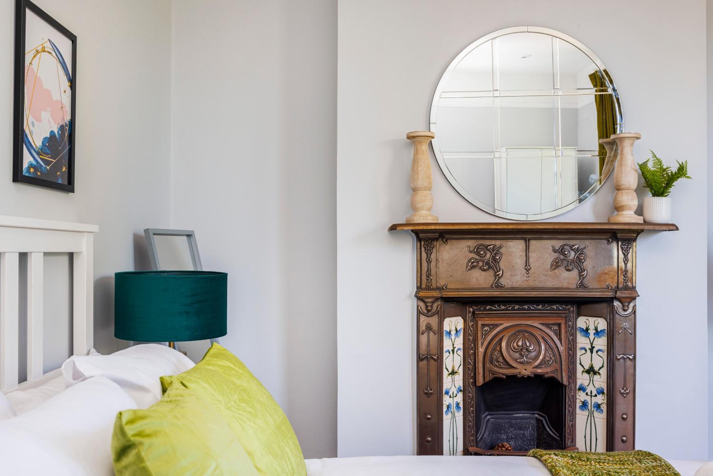 6 Bedroom House with Smart TV by AV Stays Acton Sleeps 11 Free Parking