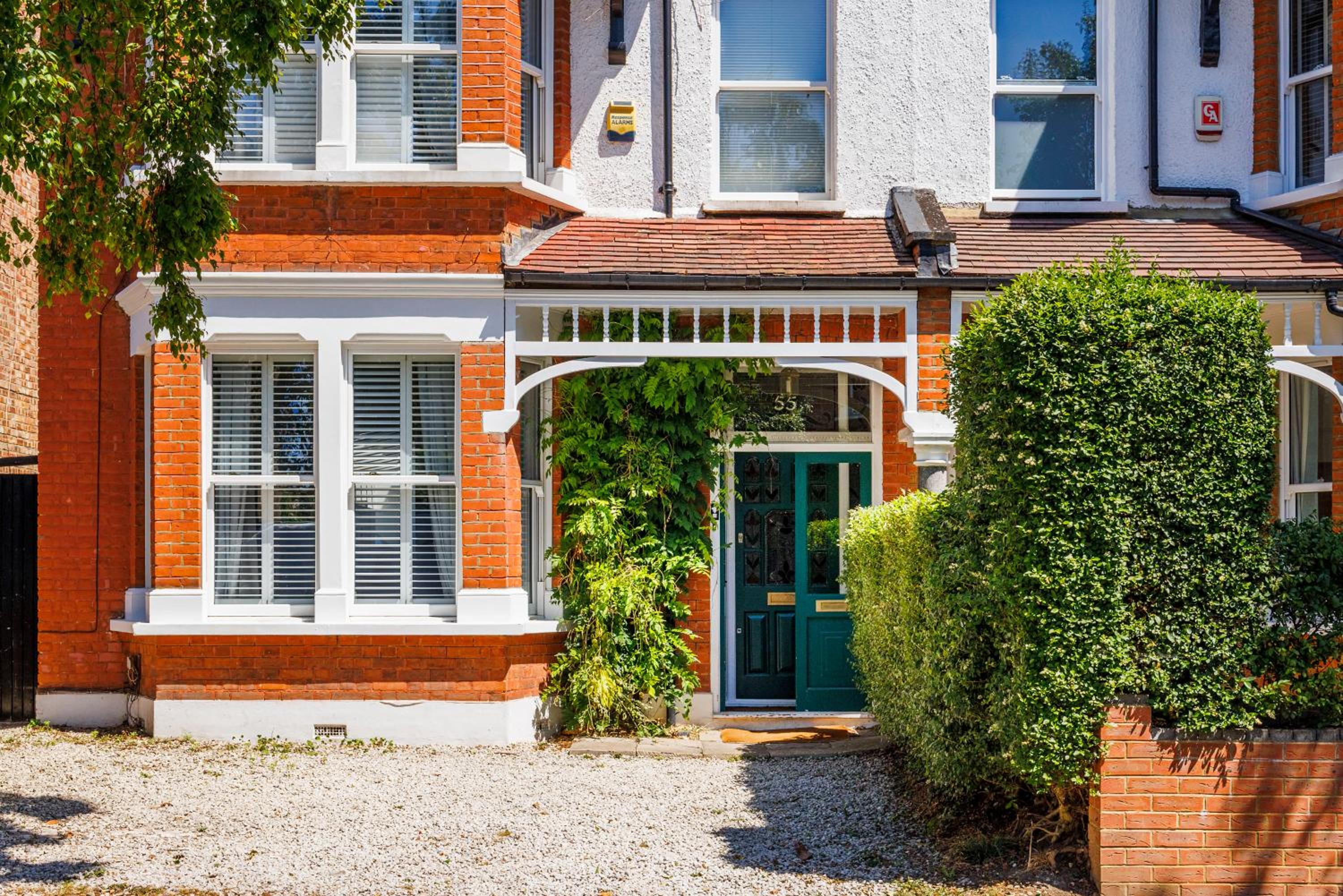 6 Bedroom House with Smart TV by AV Stays Acton Sleeps 11 Free Parking