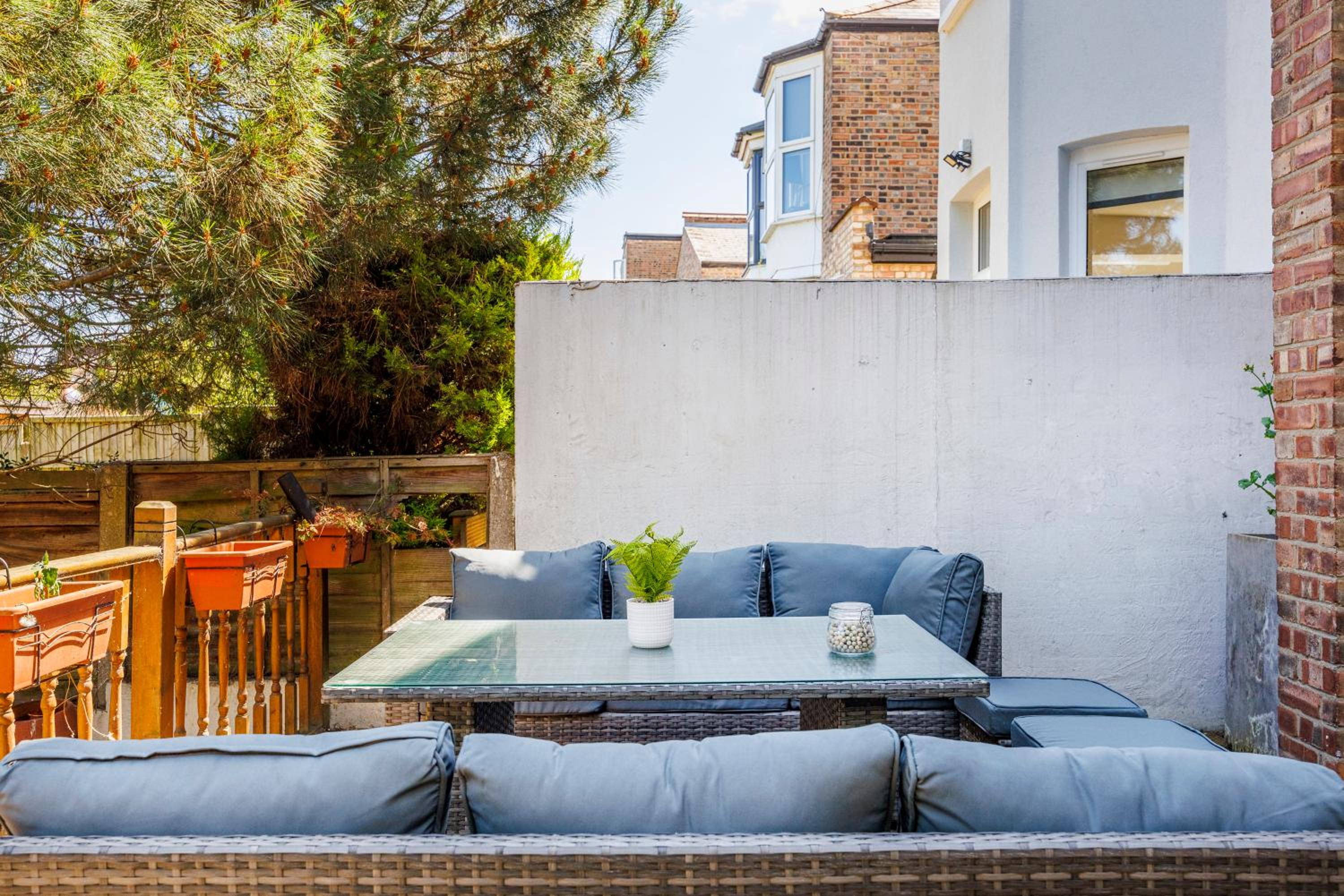6 Bedroom House with Smart TV by AV Stays Acton Sleeps 11 Free Parking