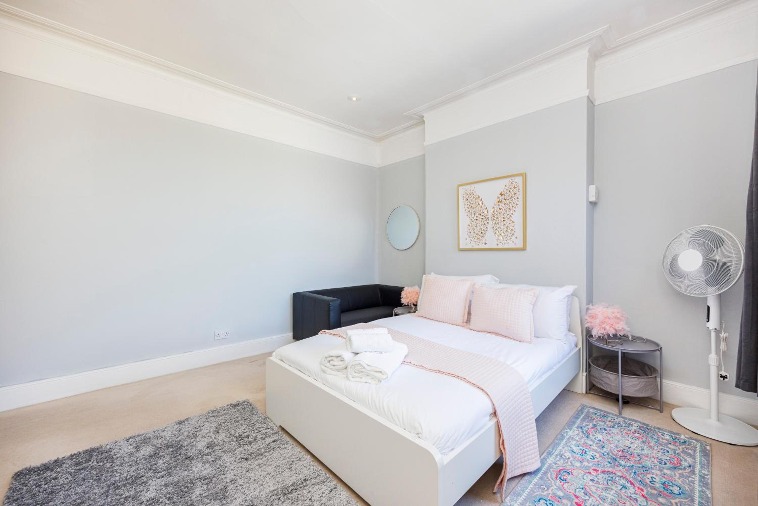 6 Bedroom House with Smart TV by AV Stays Acton Sleeps 11 Free Parking