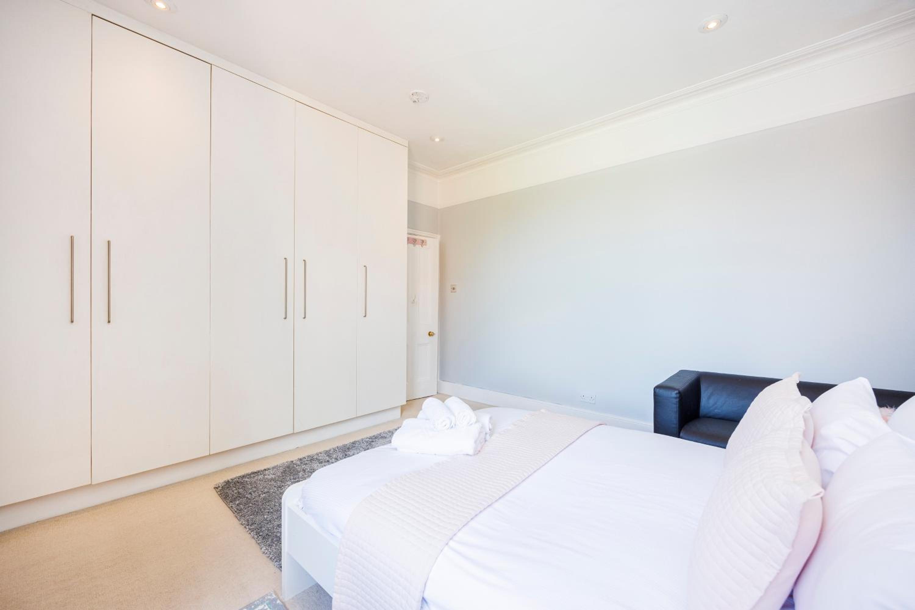 6 Bedroom House with Smart TV by AV Stays Acton Sleeps 11 Free Parking