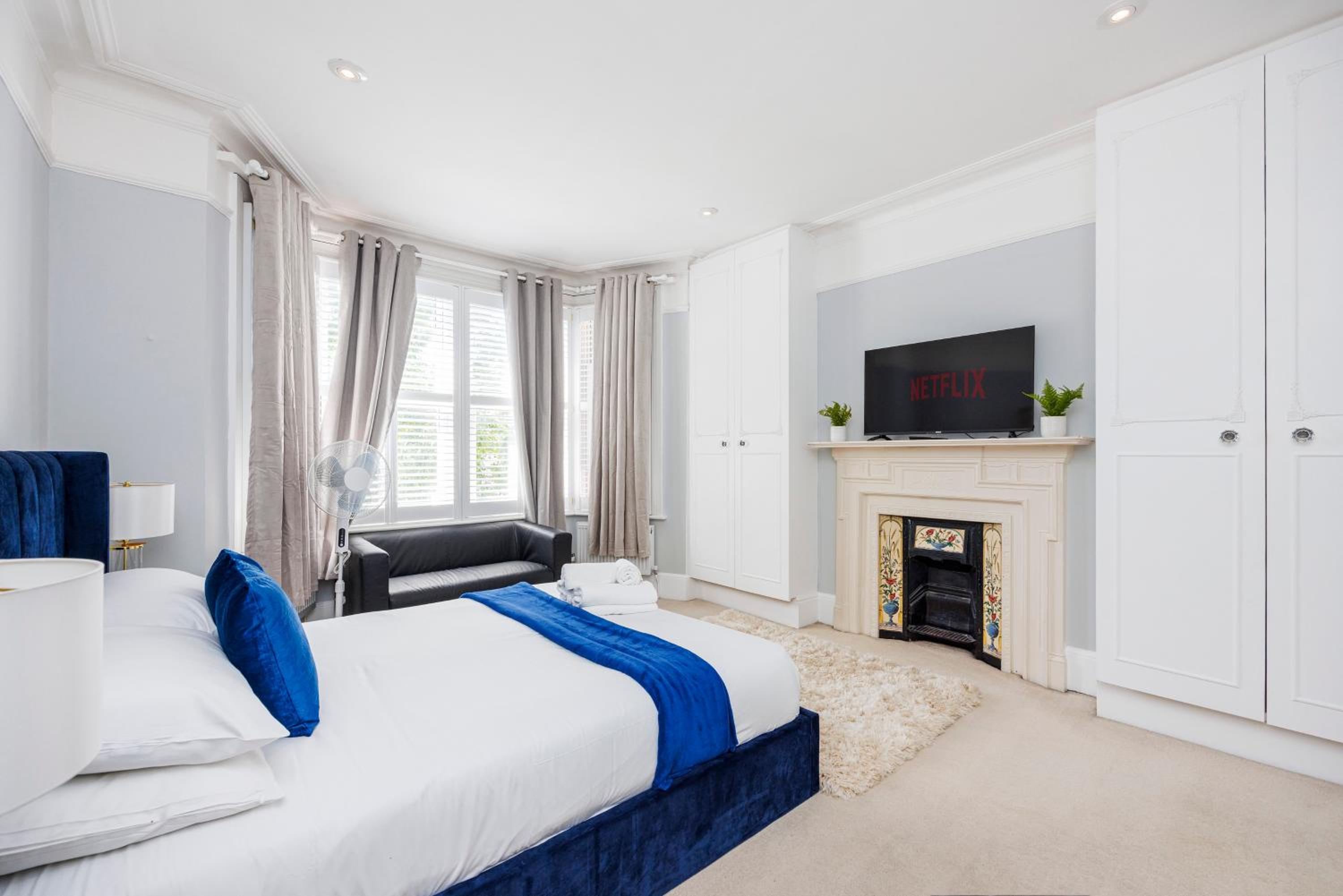 6 Bedroom House with Smart TV by AV Stays Acton Sleeps 11 Free Parking