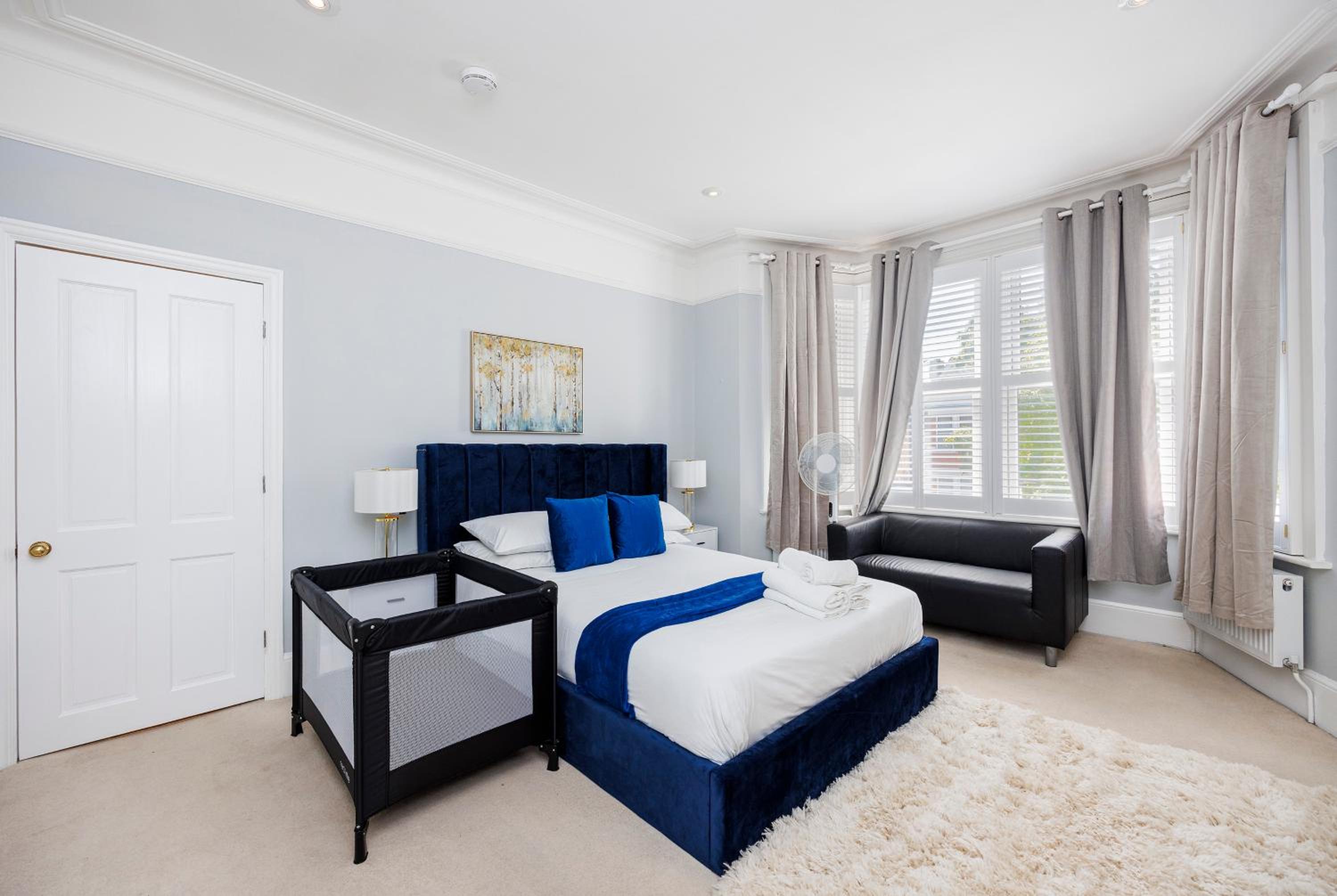 6 Bedroom House with Smart TV by AV Stays Acton Sleeps 11 Free Parking