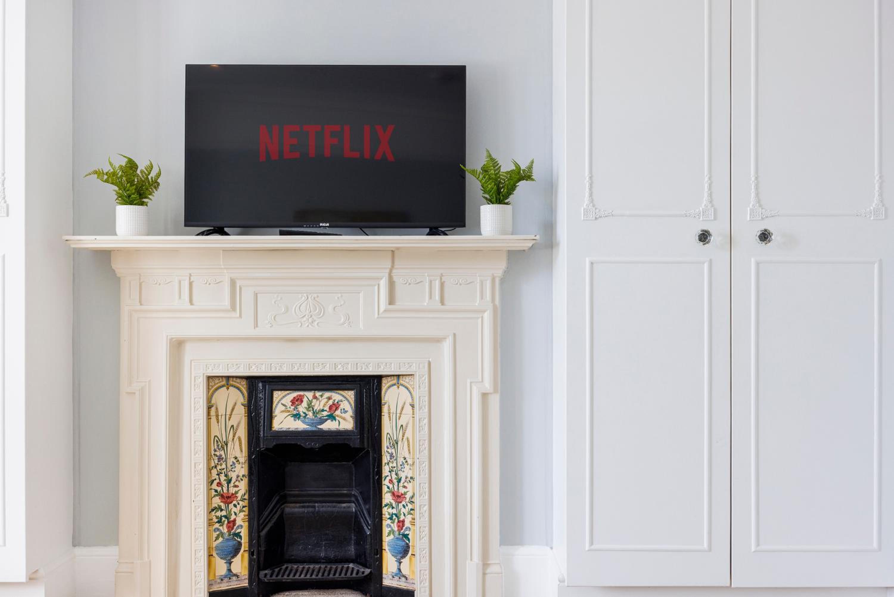 6 Bedroom House with Smart TV by AV Stays Acton Sleeps 11 Free Parking
