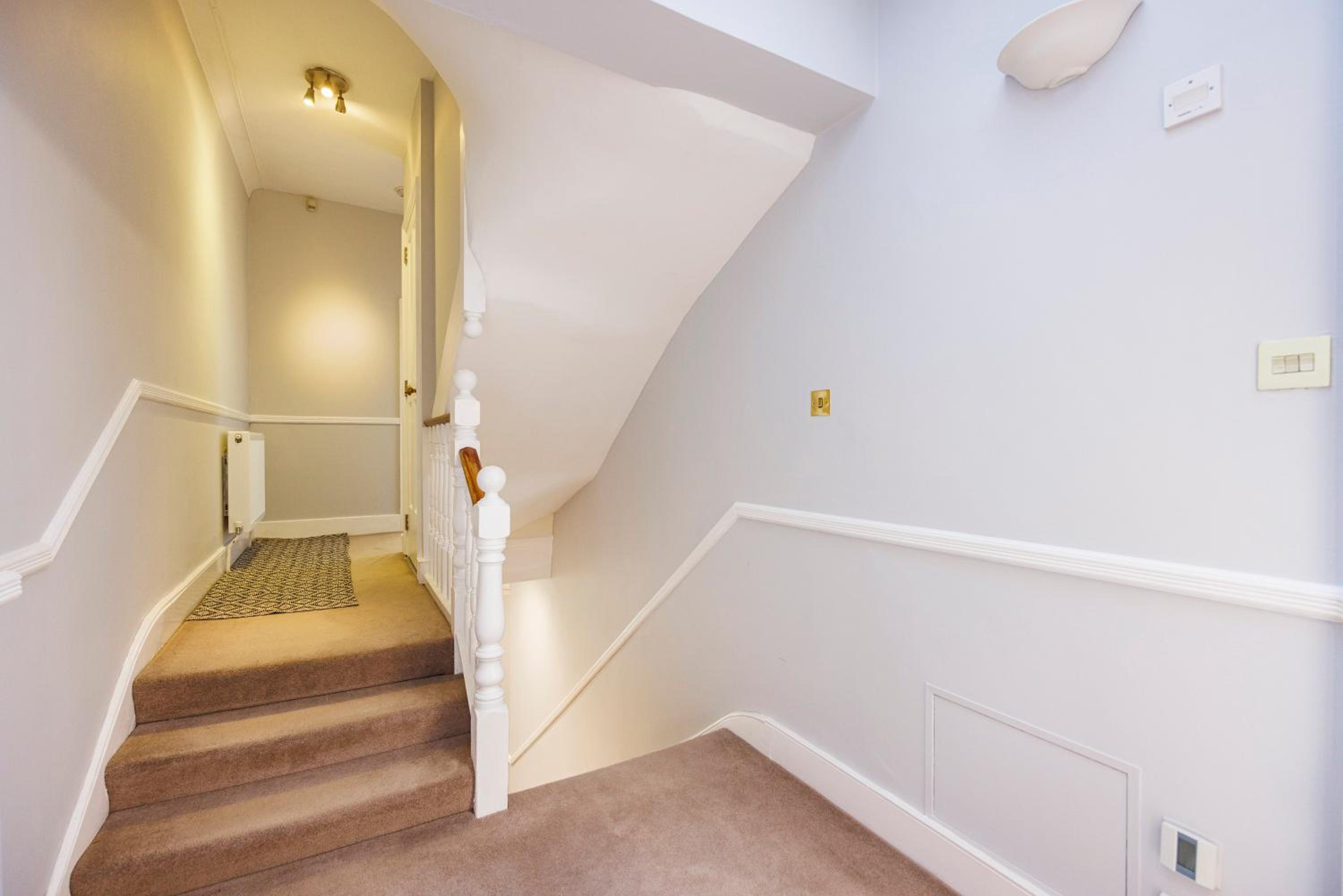 6 Bedroom House with Smart TV by AV Stays Acton Sleeps 11 Free Parking