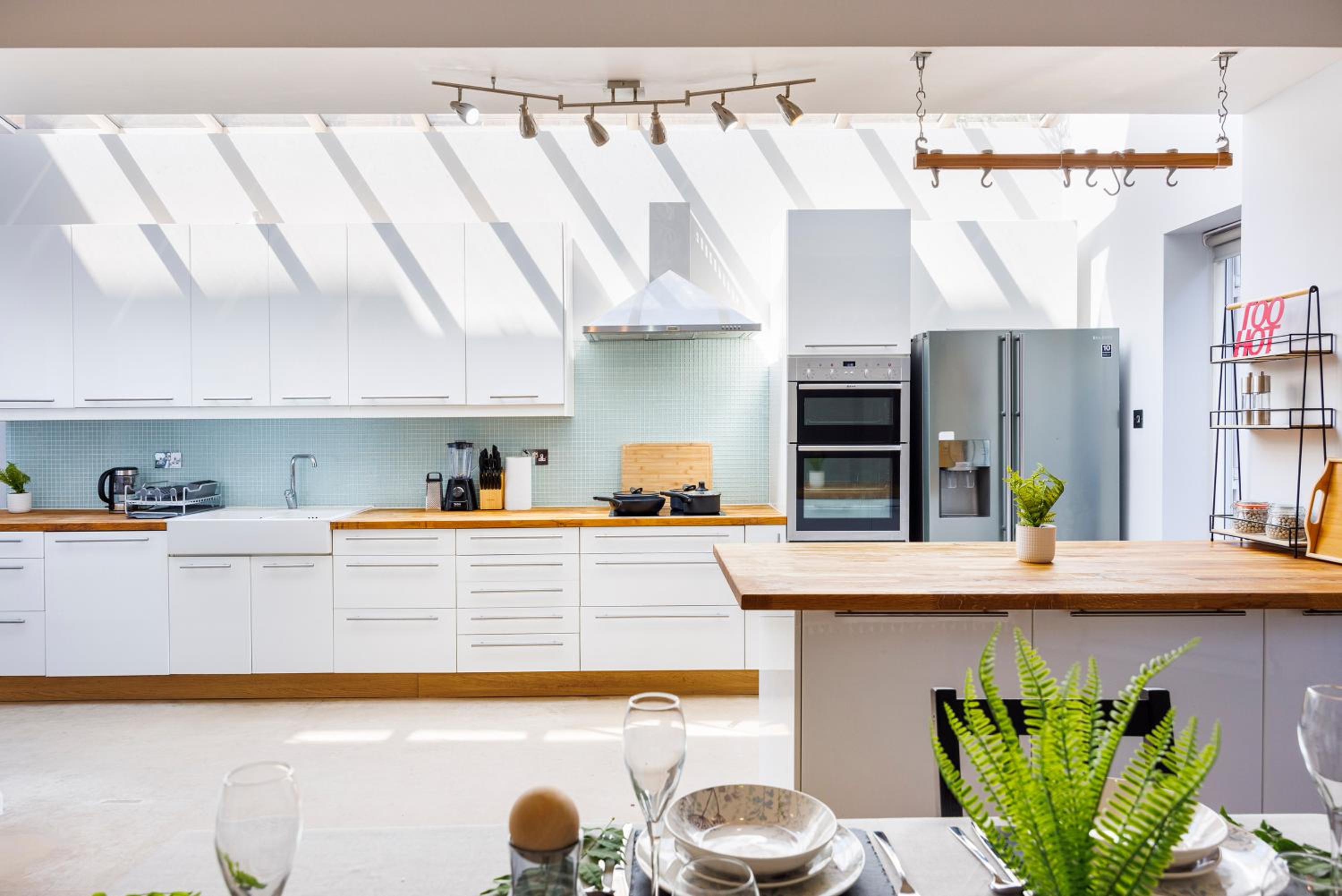 6 Bedroom House with Smart TV by AV Stays Acton Sleeps 11 Free Parking