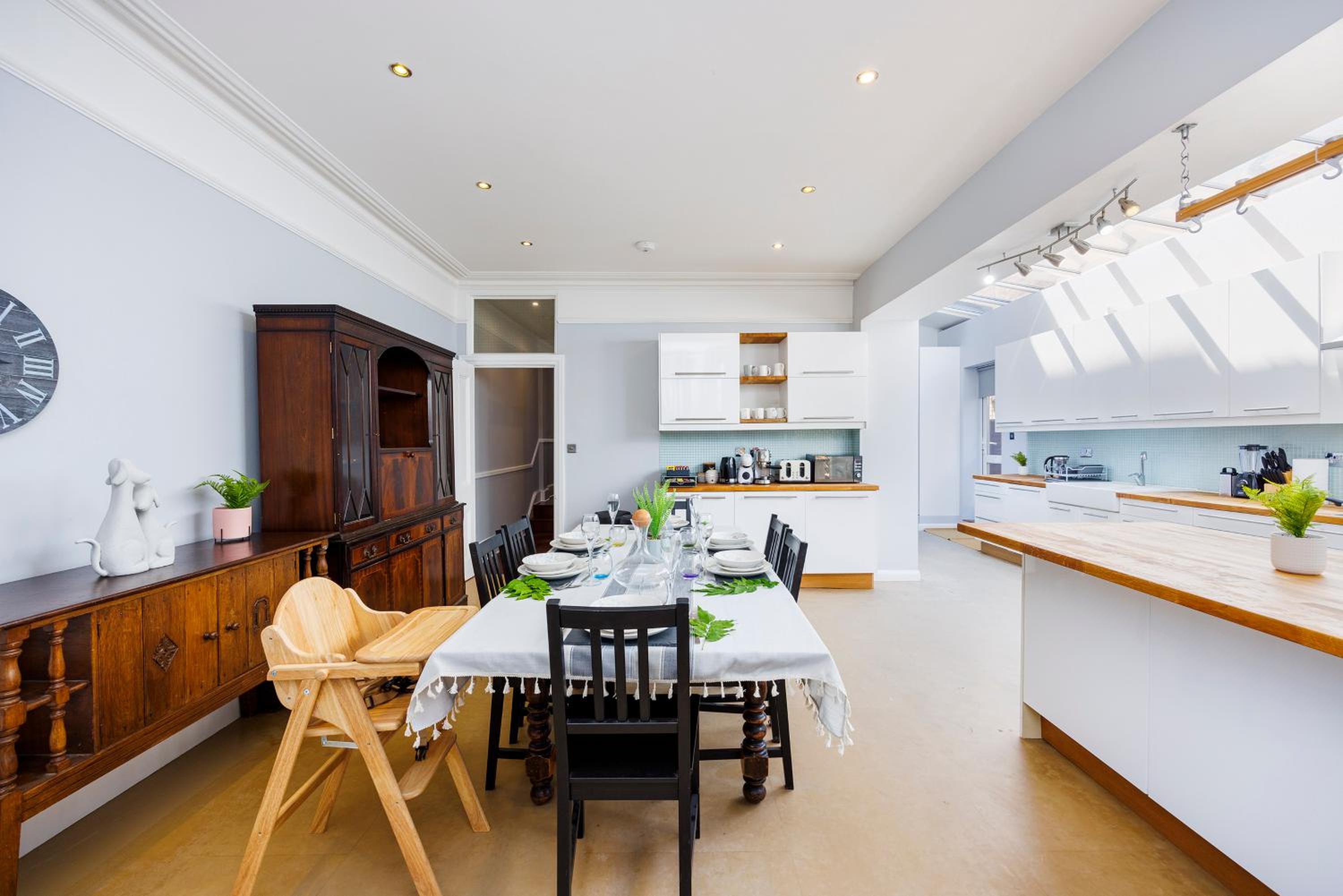6 Bedroom House with Smart TV by AV Stays Acton Sleeps 11 Free Parking