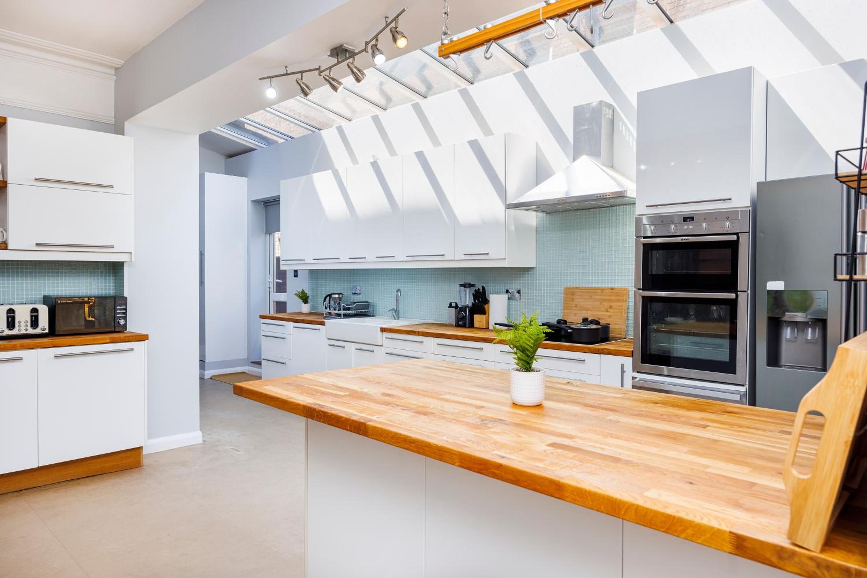 6 Bedroom House with Smart TV by AV Stays Acton Sleeps 11 Free Parking