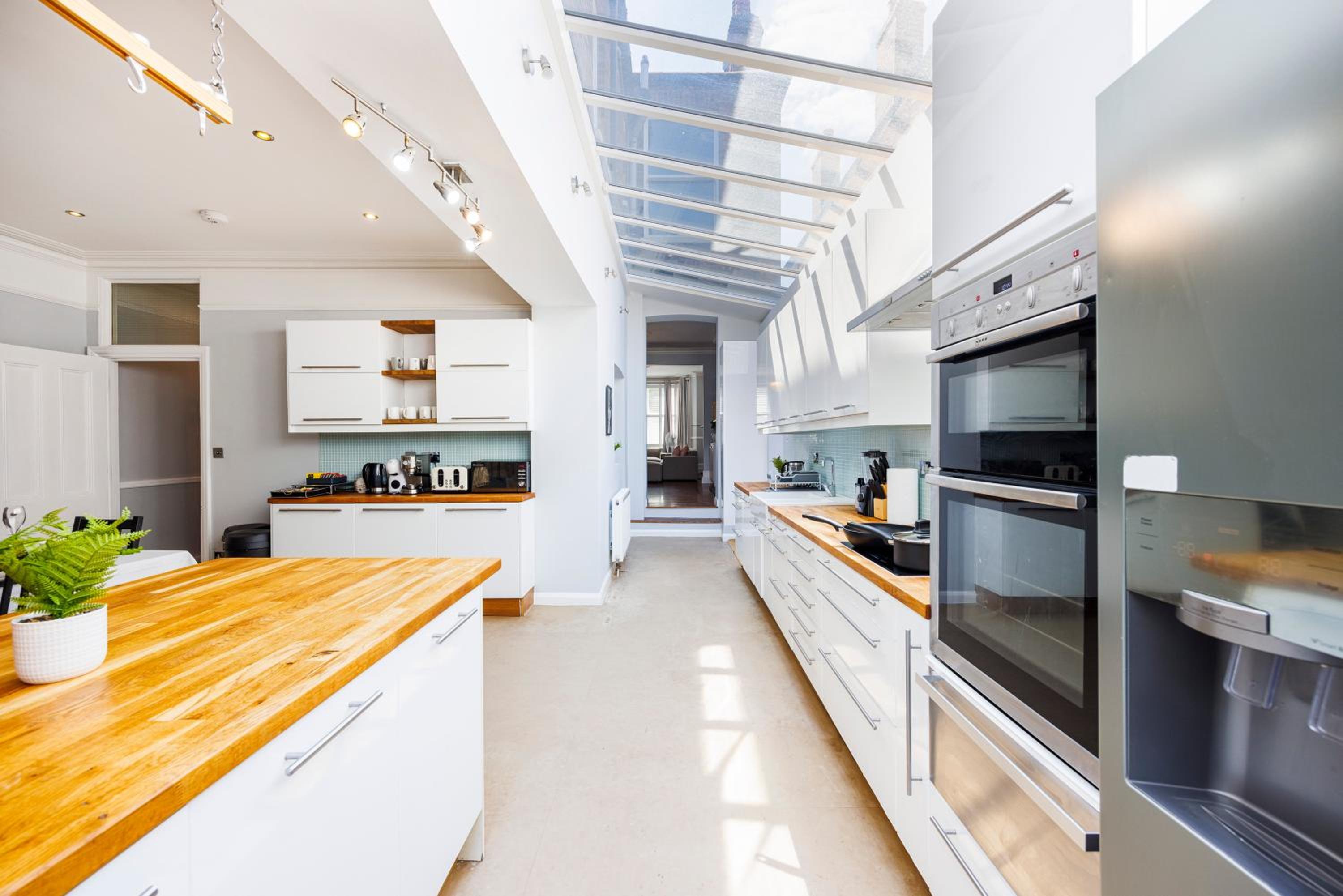 6 Bedroom House with Smart TV by AV Stays Acton Sleeps 11 Free Parking