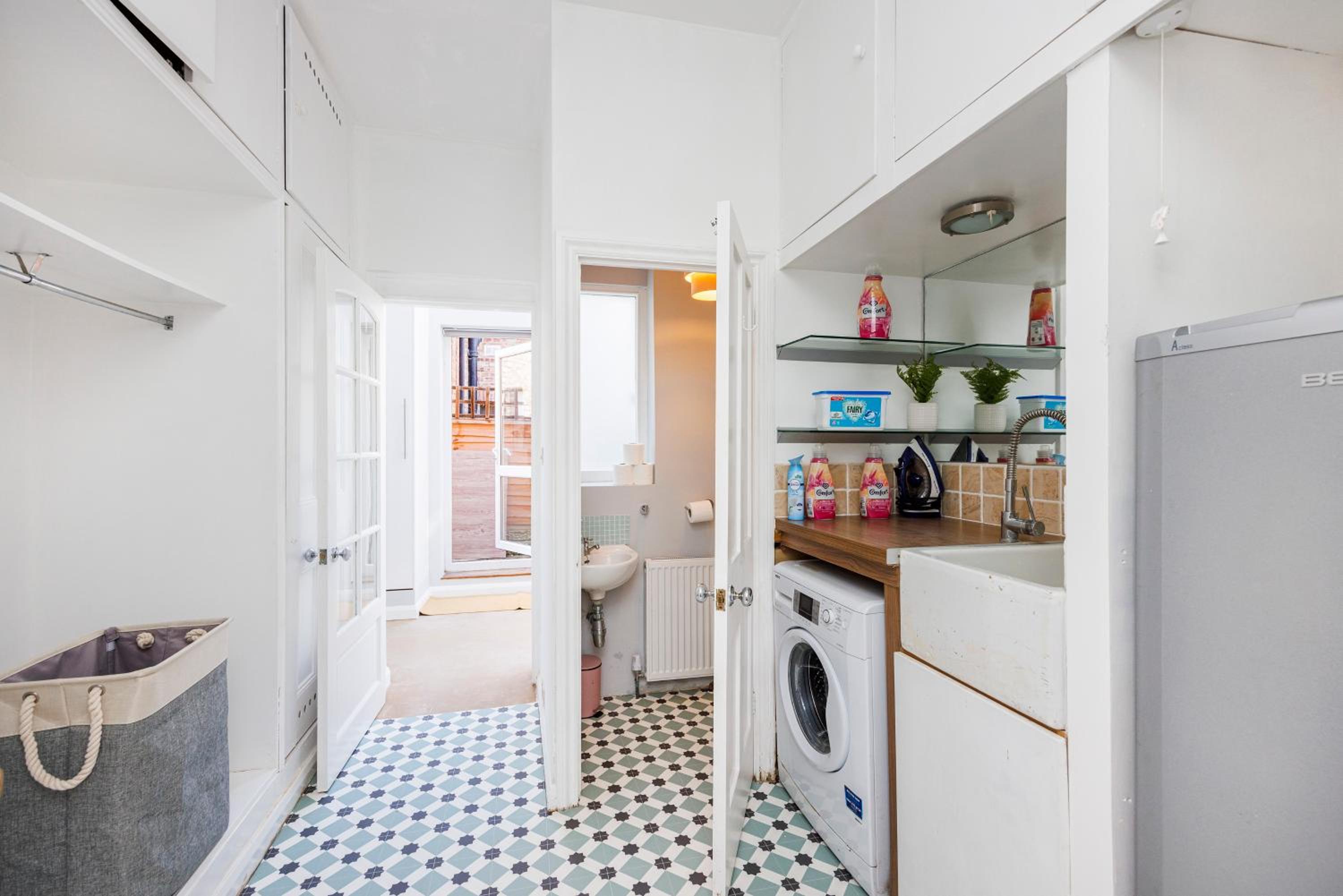 6 Bedroom House with Smart TV by AV Stays Acton Sleeps 11 Free Parking