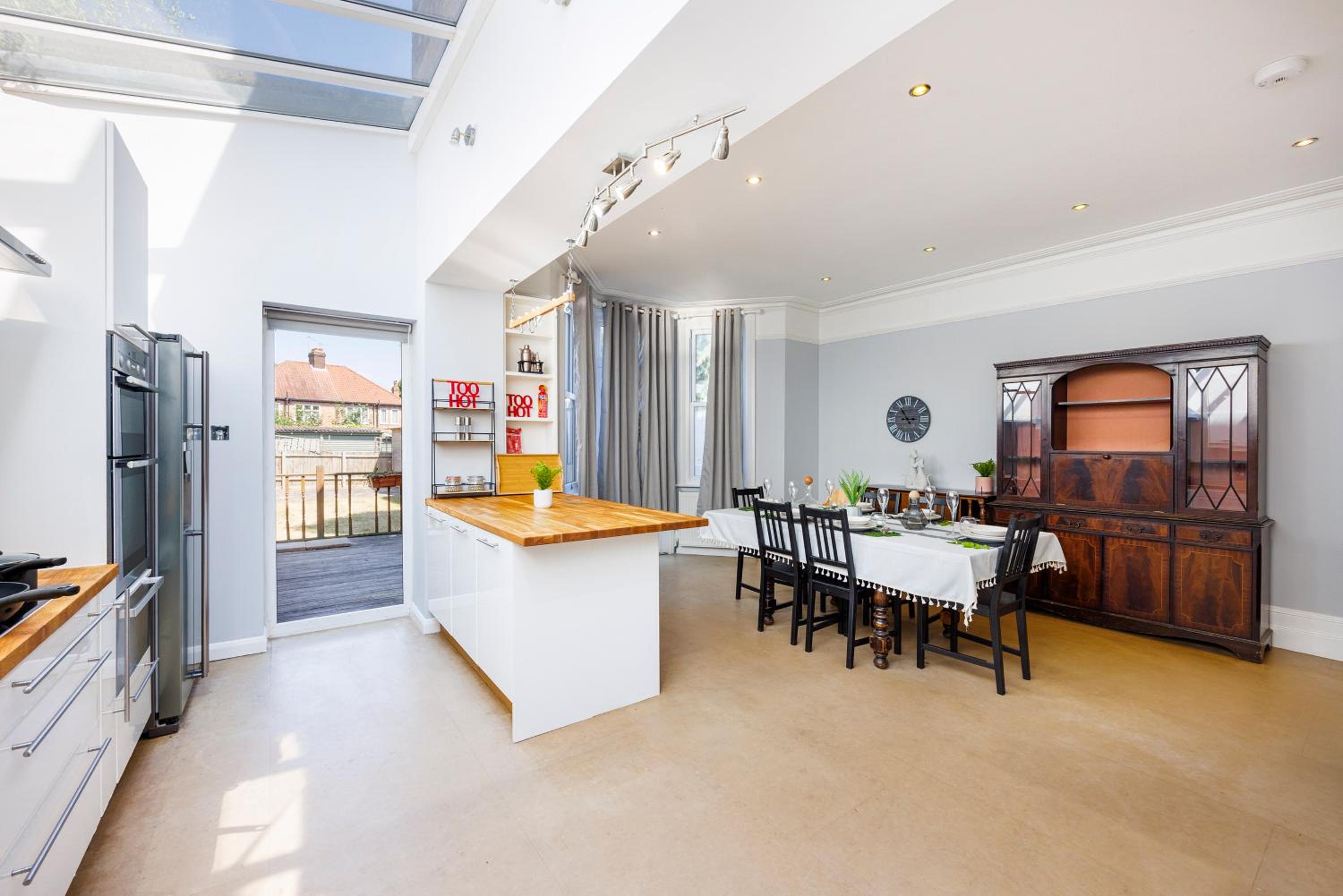6 Bedroom House with Smart TV by AV Stays Acton Sleeps 11 Free Parking