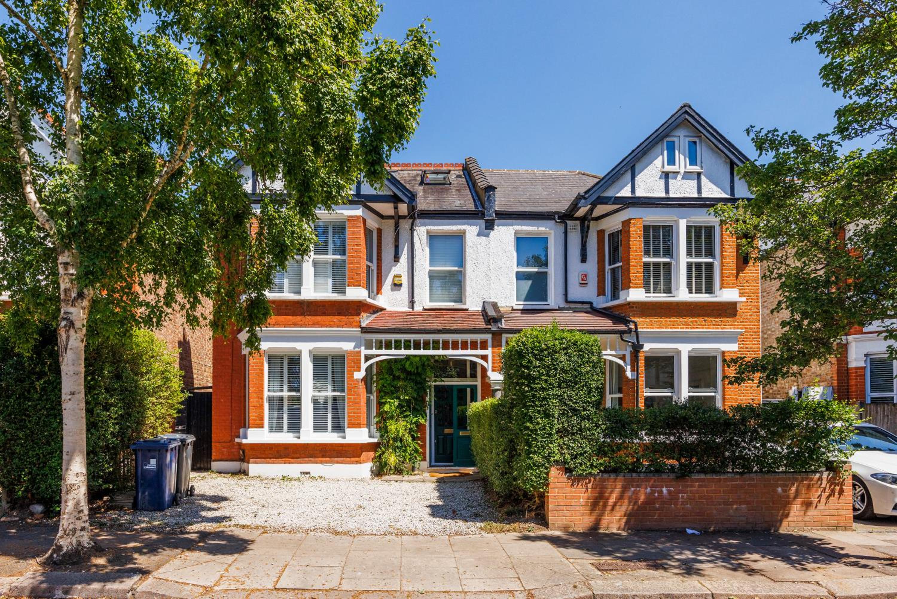 6 Bedroom House with Smart TV by AV Stays Acton Sleeps 11 Free Parking