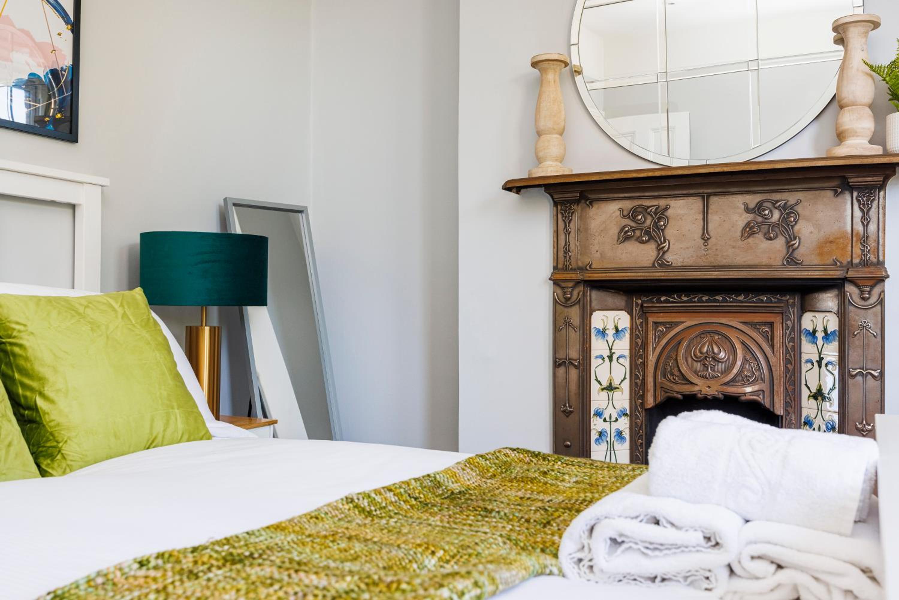 6 Bedroom House with Smart TV by AV Stays Acton Sleeps 11 Free Parking