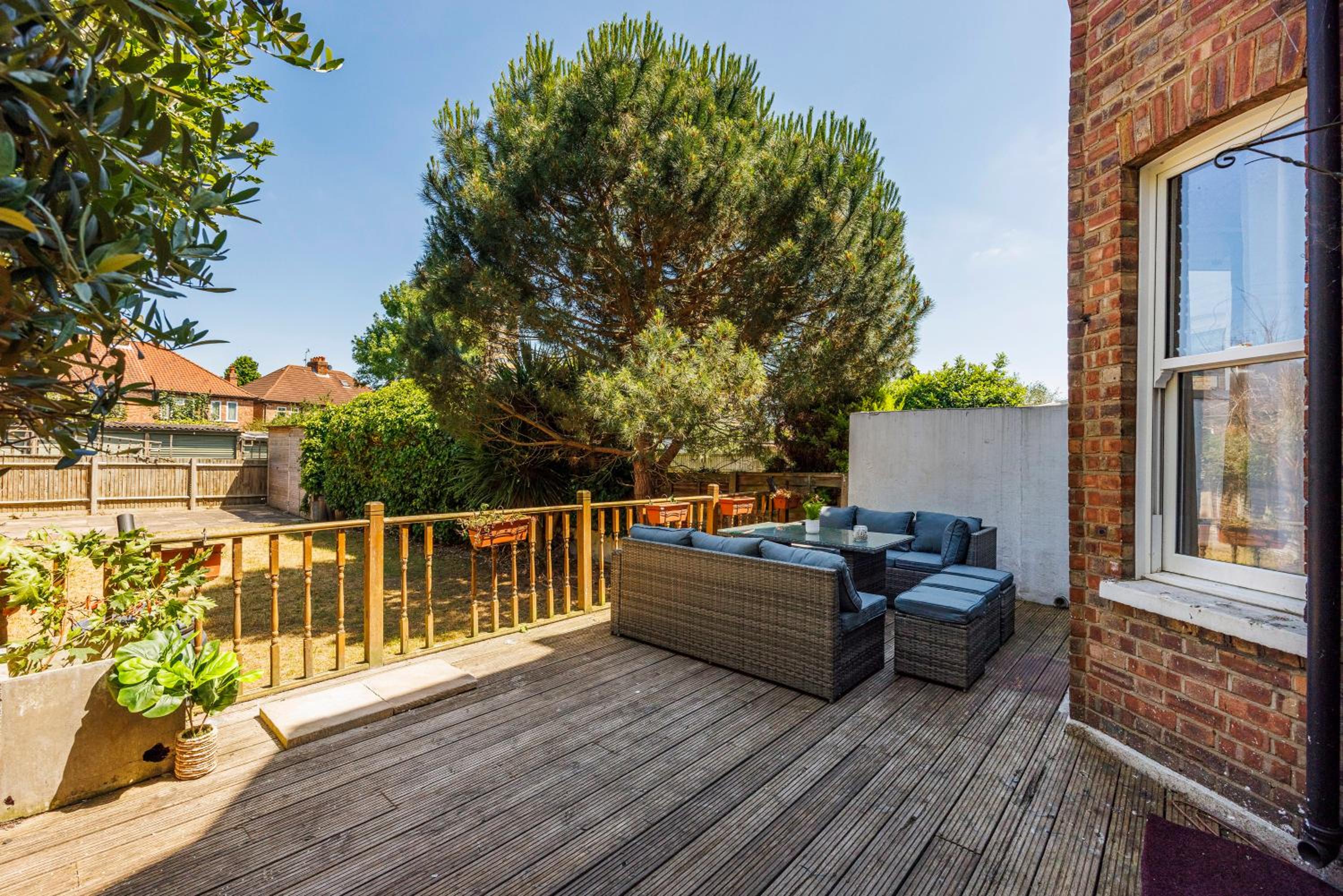 6 Bedroom House with Smart TV by AV Stays Acton Sleeps 11 Free Parking