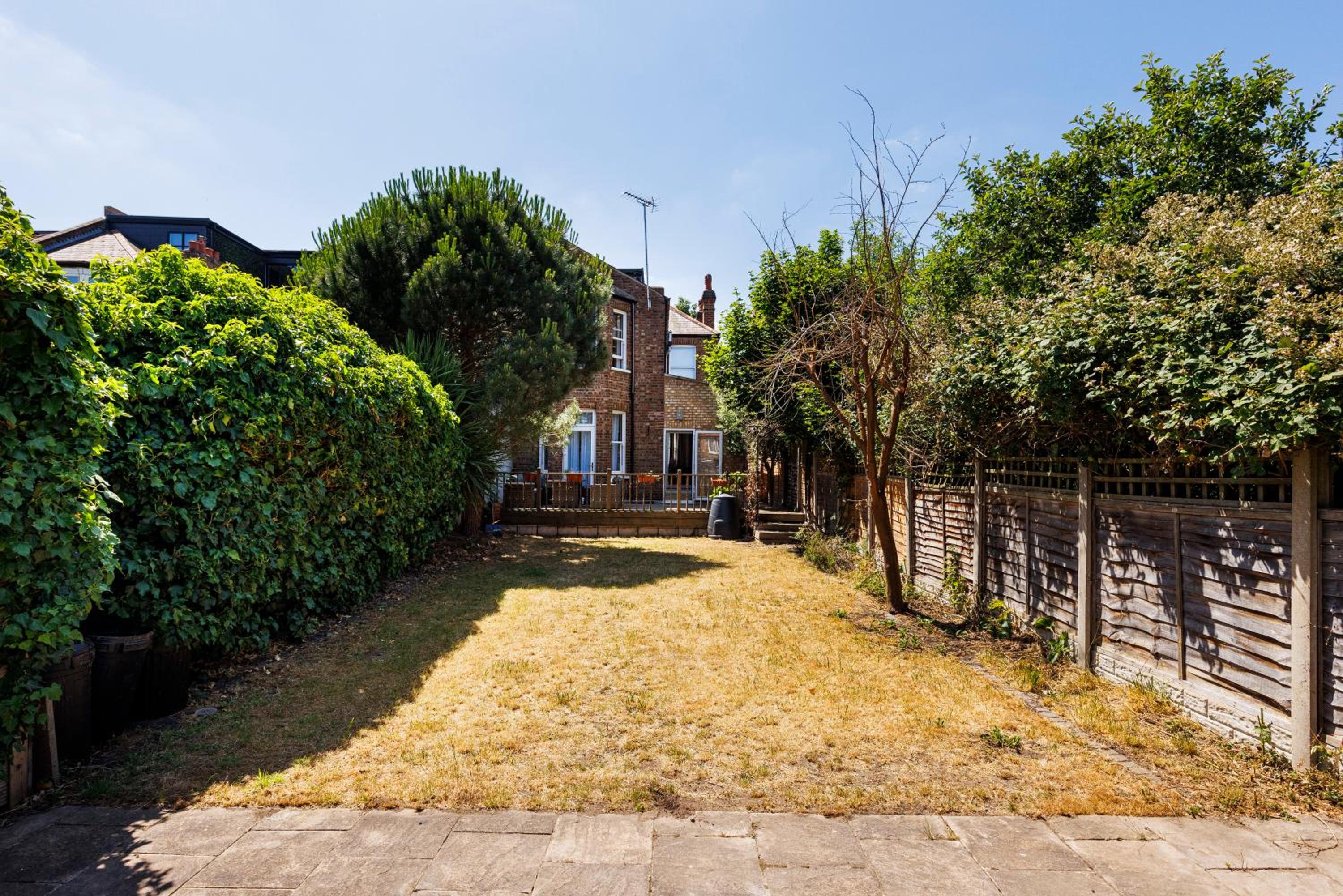 6 Bedroom House with Smart TV by AV Stays Acton Sleeps 11 Free Parking