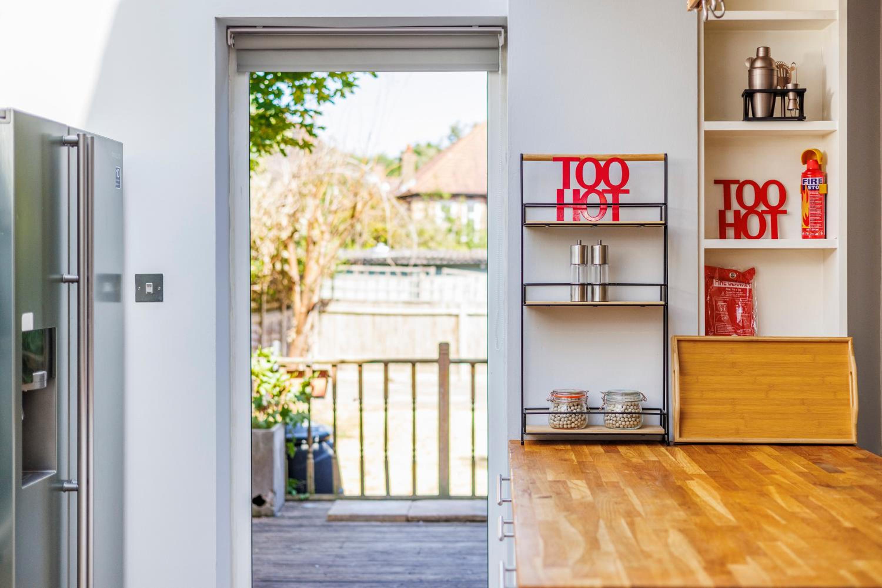 6 Bedroom House with Smart TV by AV Stays Acton Sleeps 11 Free Parking