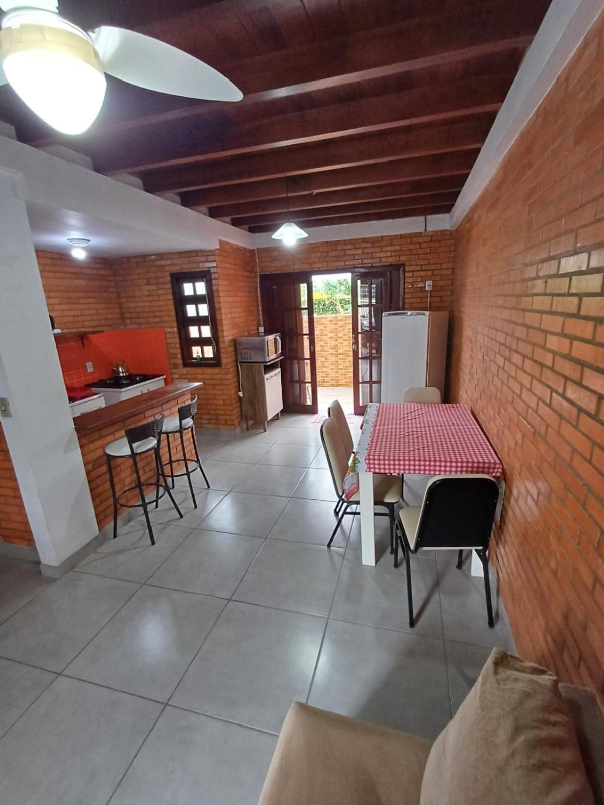 Sobrado com 2 quartos - Ingleses