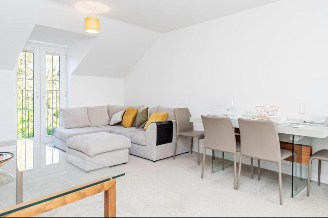 2 Bed Free Parking Leisure Contractor Apartment view 4