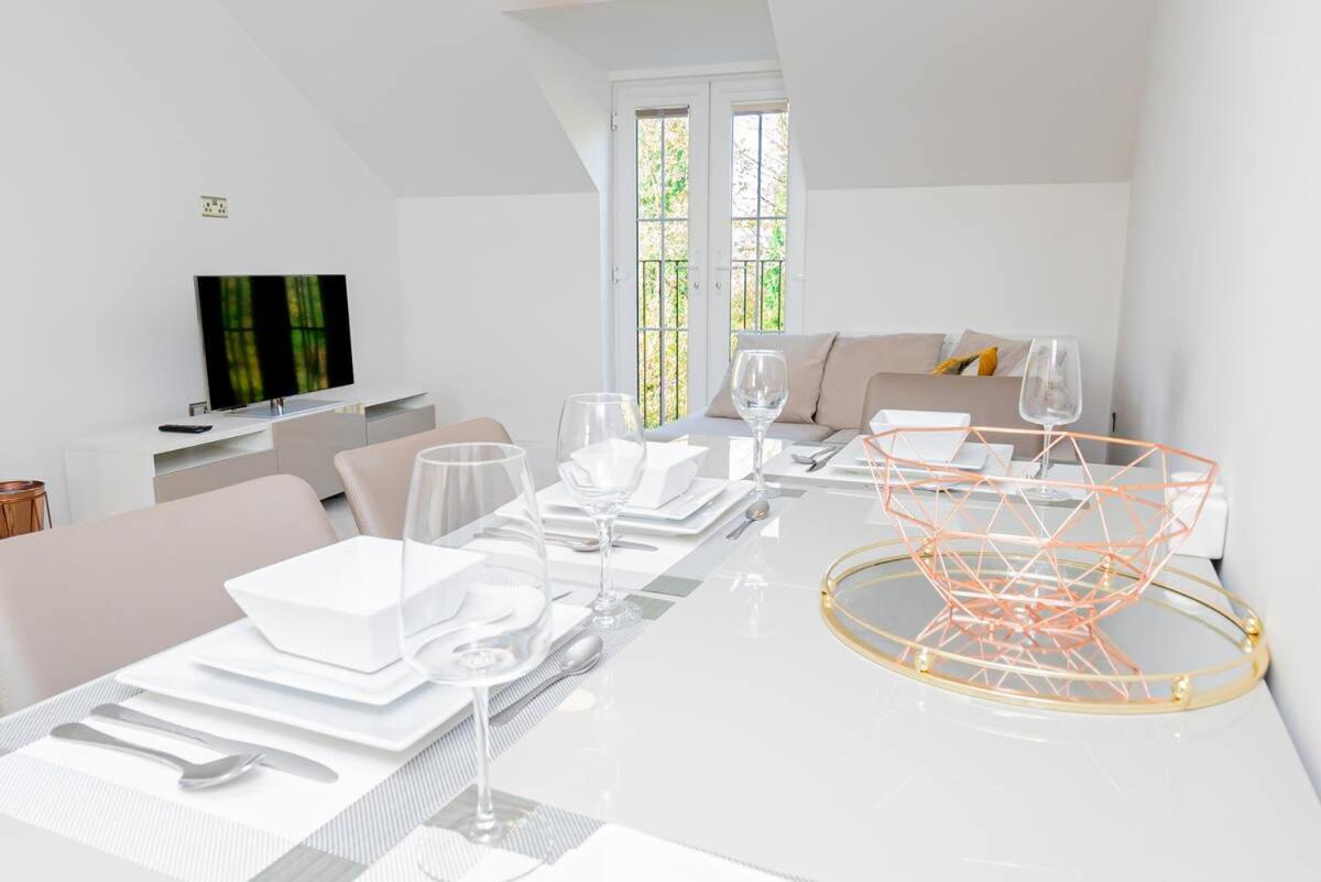 2 Bed Free Parking Leisure Contractor Apartment view 5