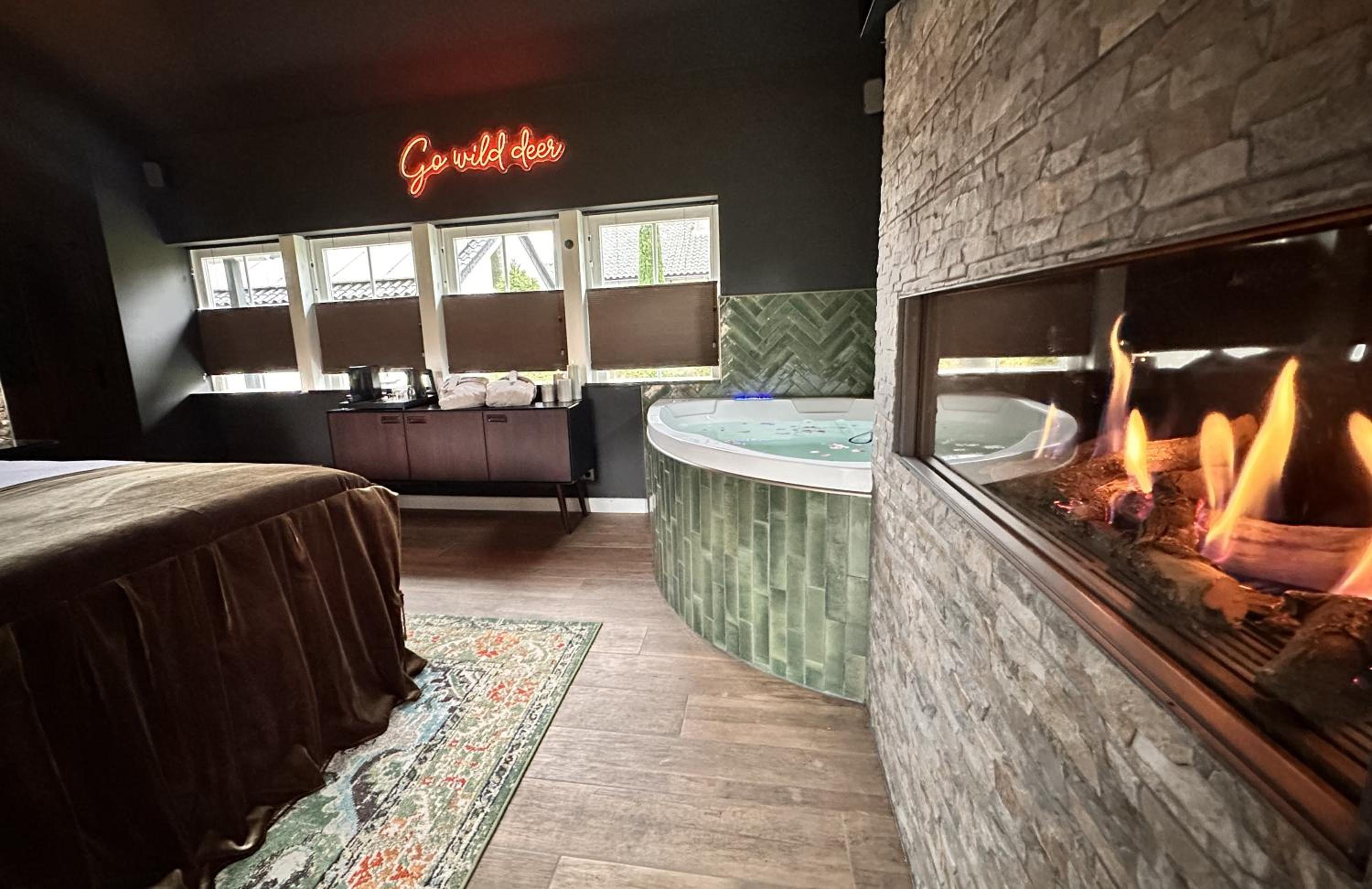 Wellness Tuin Horst Noord Limburg - Suite met Indoor Jacuzzi, Openhaard, Privé Hottub en Privé Sauna in Jachthut stijl - Gratis Fles Prosecco & Leuke Partn view 5