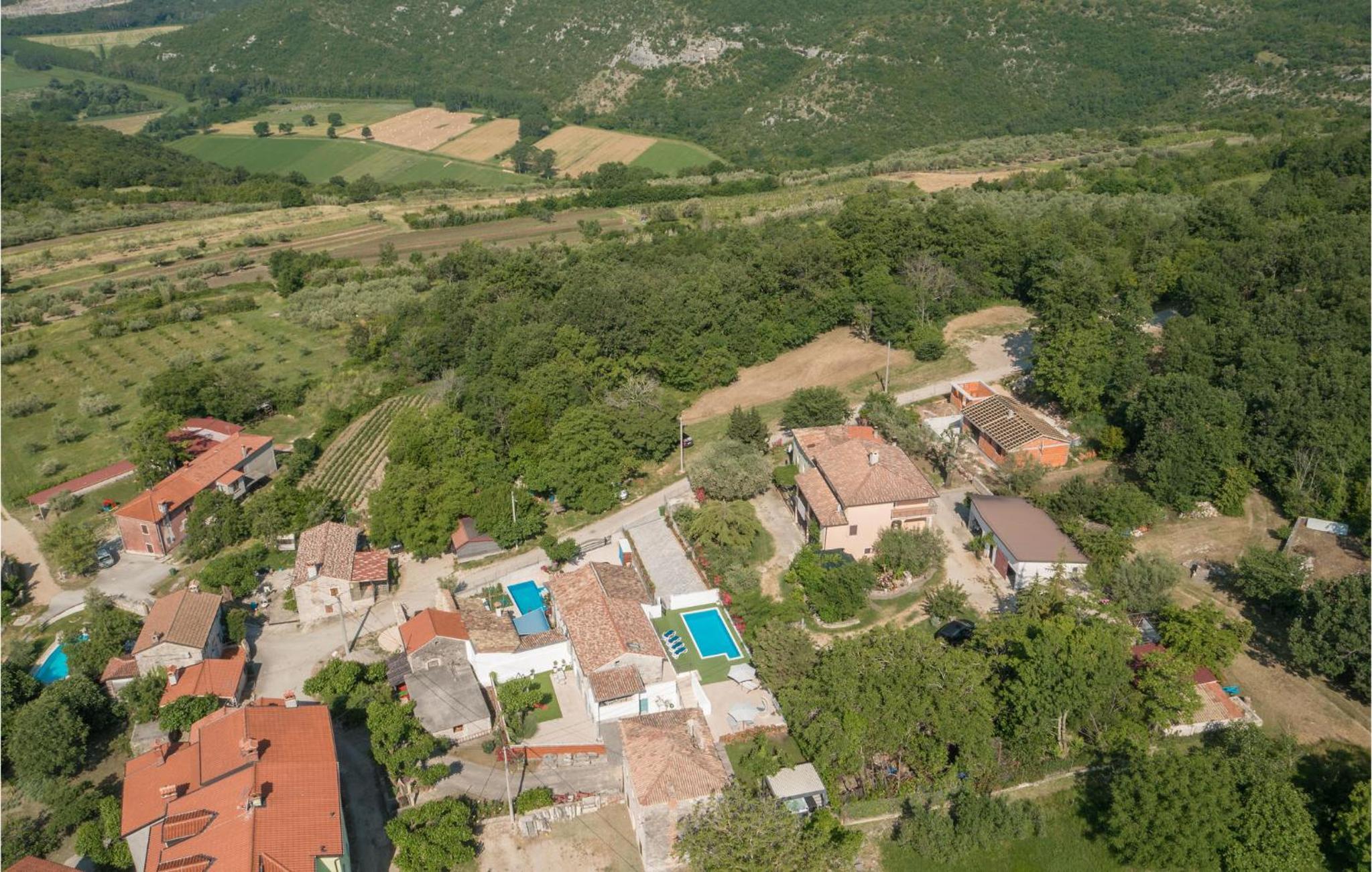 2 Bedroom Beautiful Home In Lozari view 4