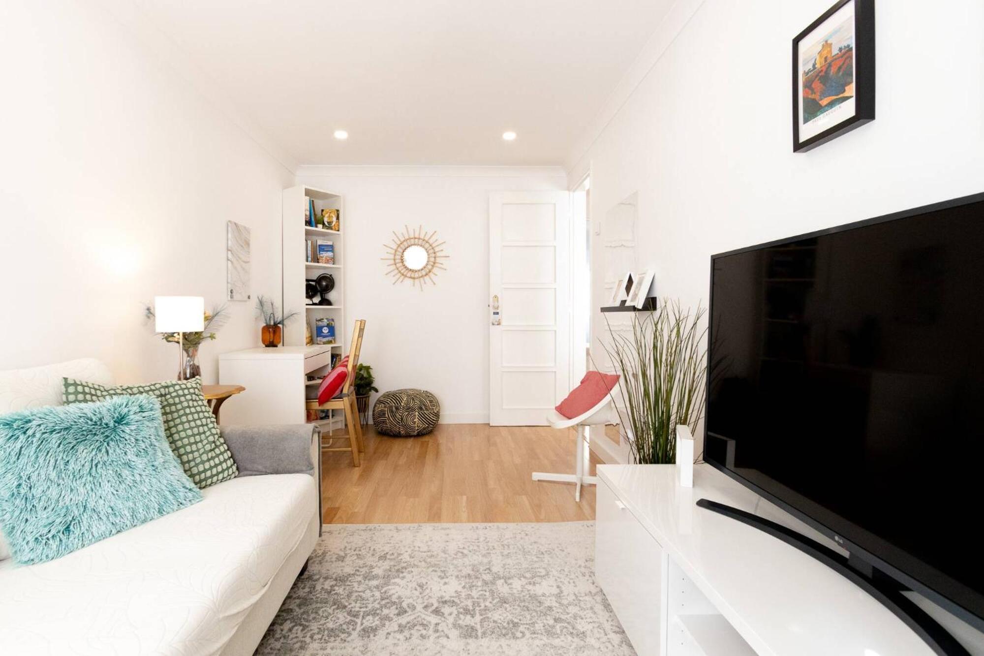 Bright 2 Bedroom Lisbon with AC Parking and Metro photo 5