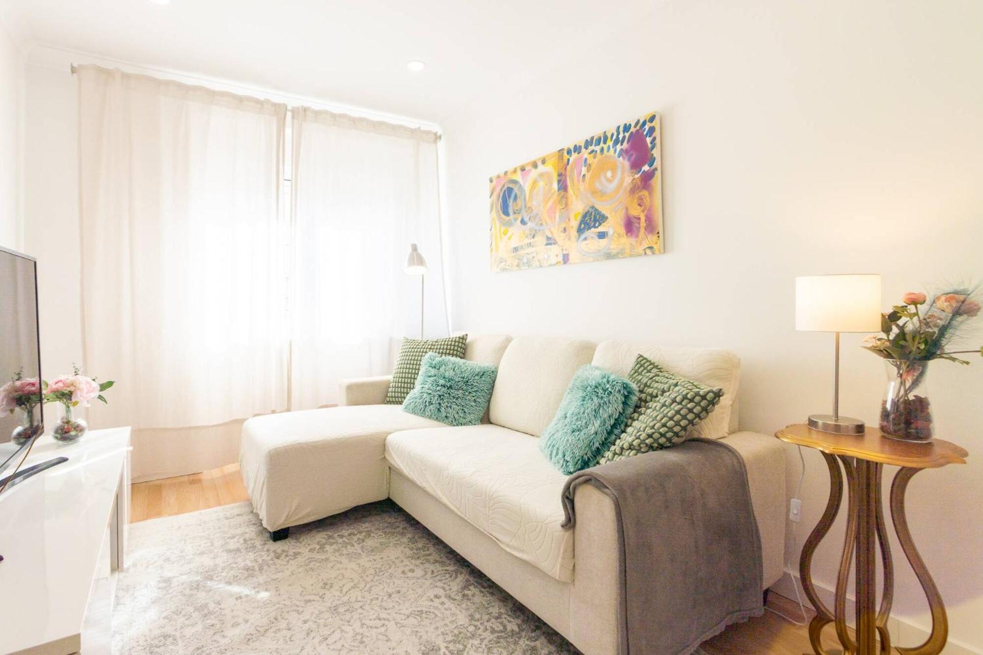 Bright 2 Bedroom Lisbon with AC Parking and Metro