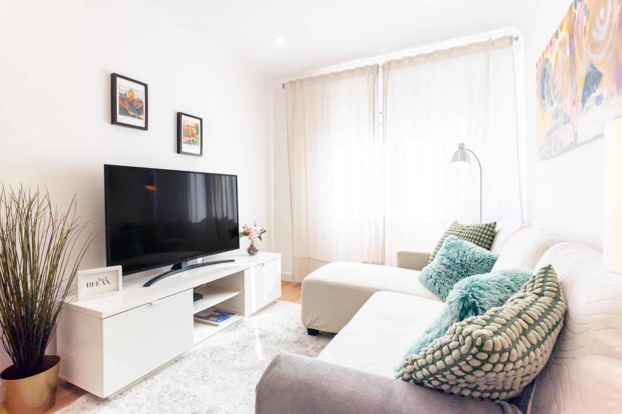 Bright 2 Bedroom Lisbon with AC Parking and Metro