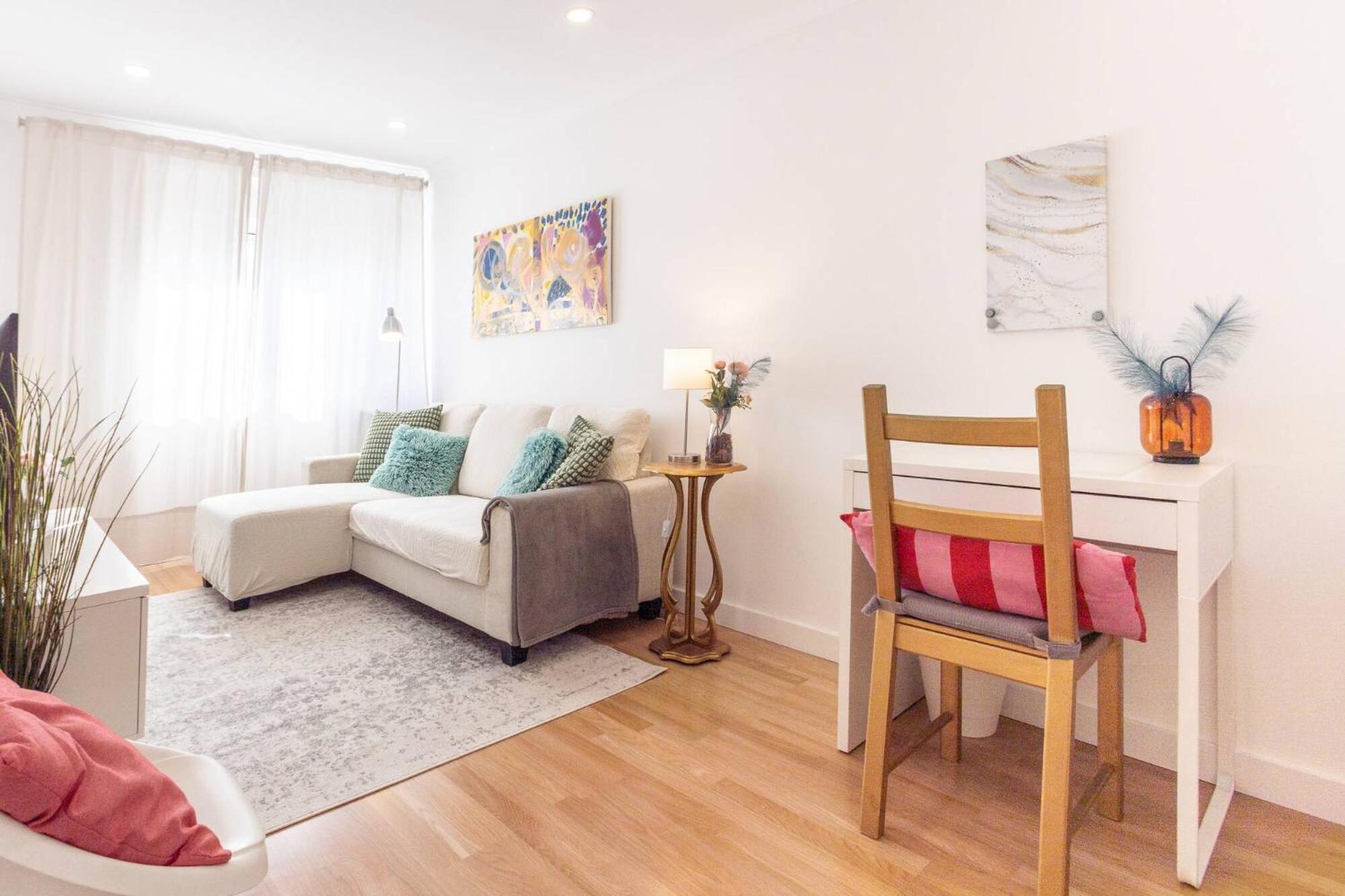 Bright 2 Bedroom Lisbon with AC Parking and Metro