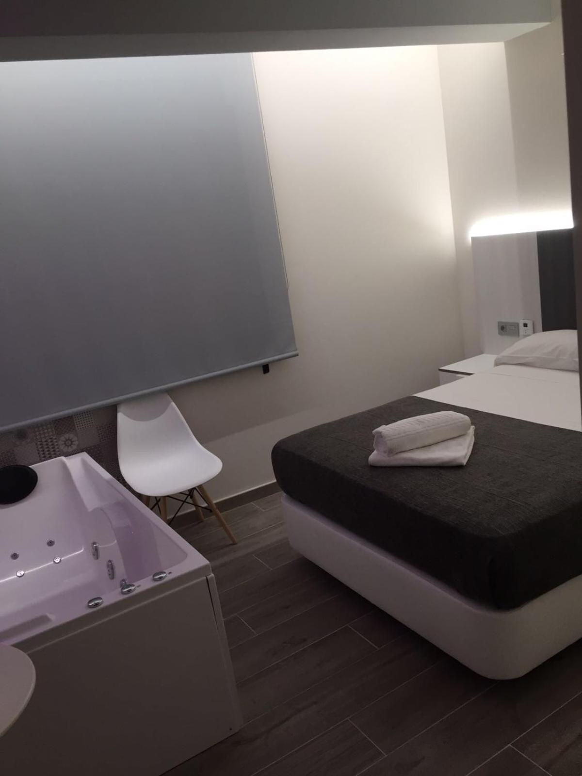 HOSTAL LETTO DAL MARE