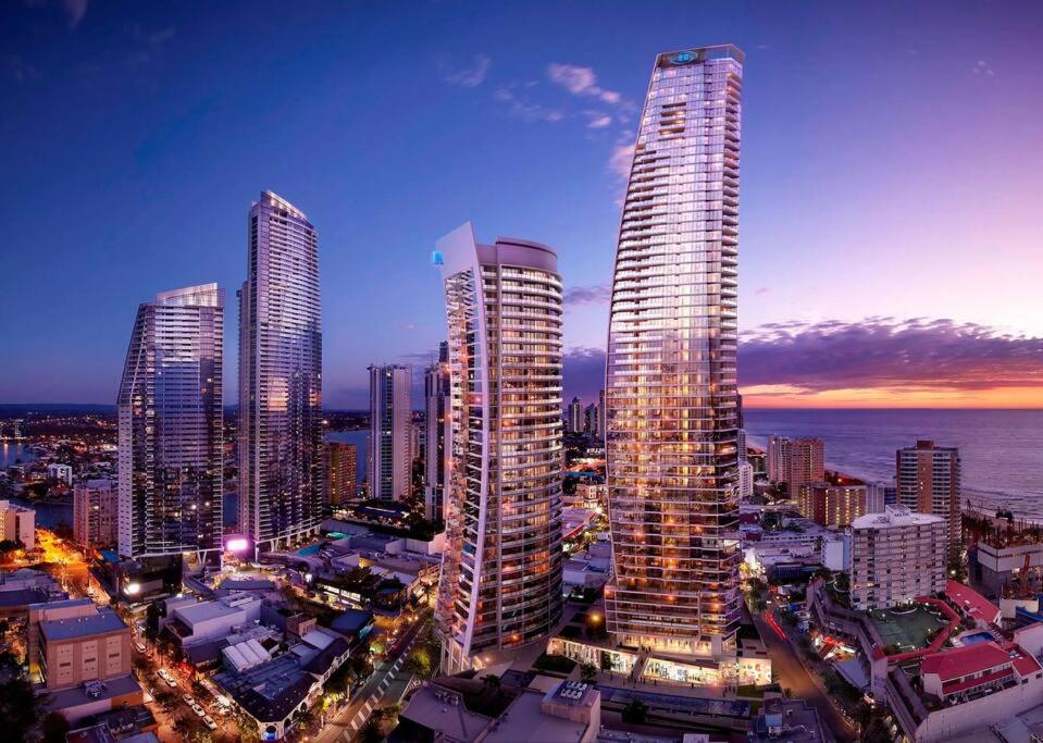 Hilton Surfers Paradise Luxury Suite - 2Bedroom, Free Car Park
