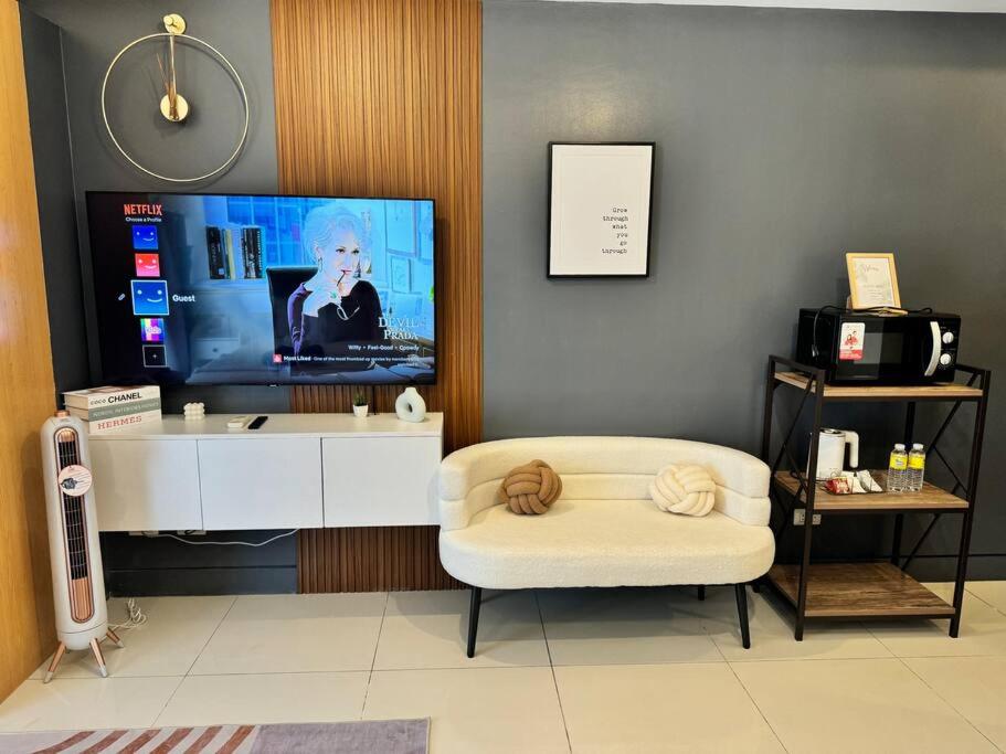 Studio Unit McKinley Hill Taguig cd21H view 3
