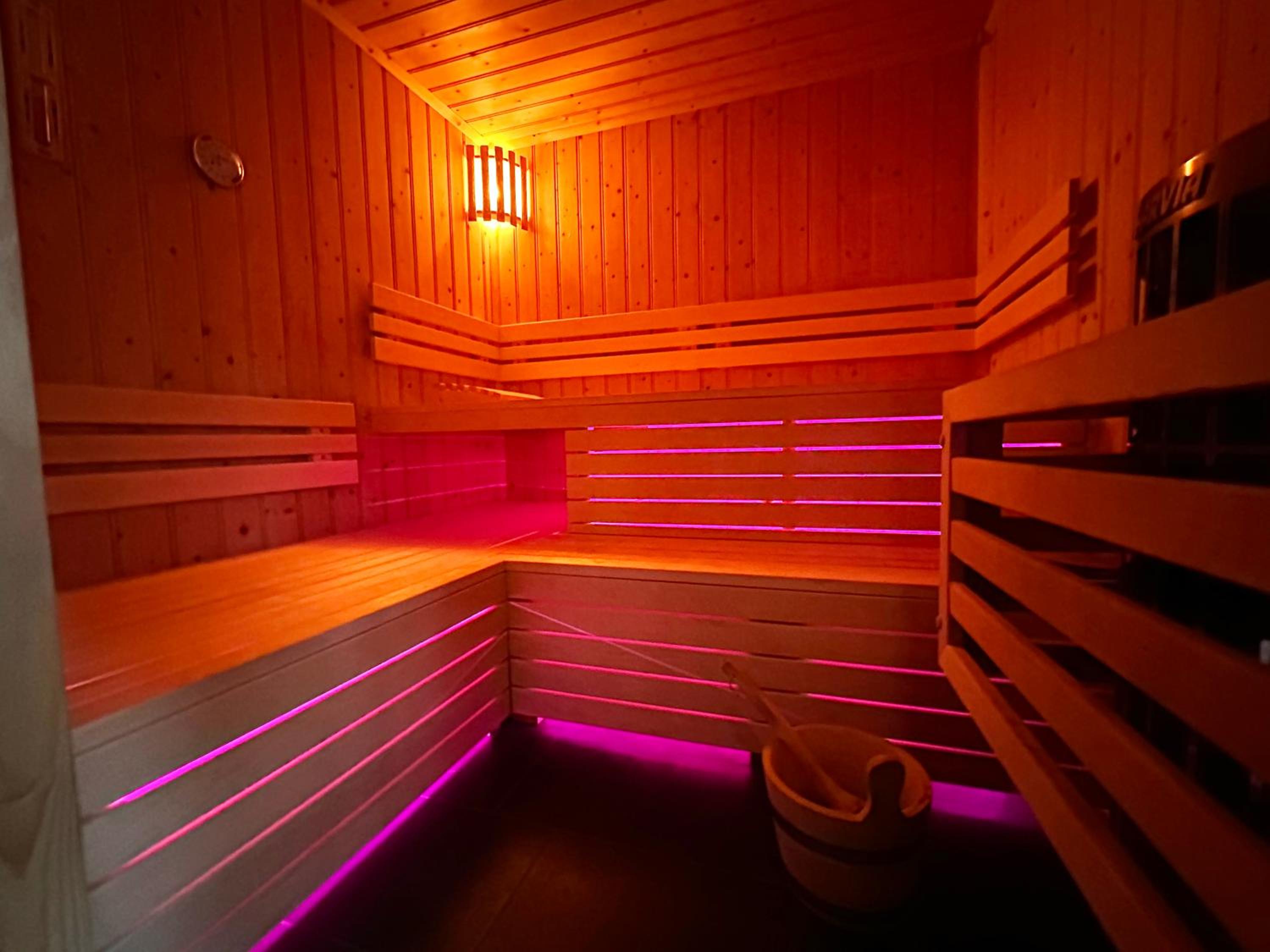 Wellness Tuin Horst Noord Limburg - Suite met Indoor Jacuzzi, Openhaard, Privé Hottub en Privé Sauna in Jachthut stijl - Gratis Fles Prosecco & Leuke Partn view 2