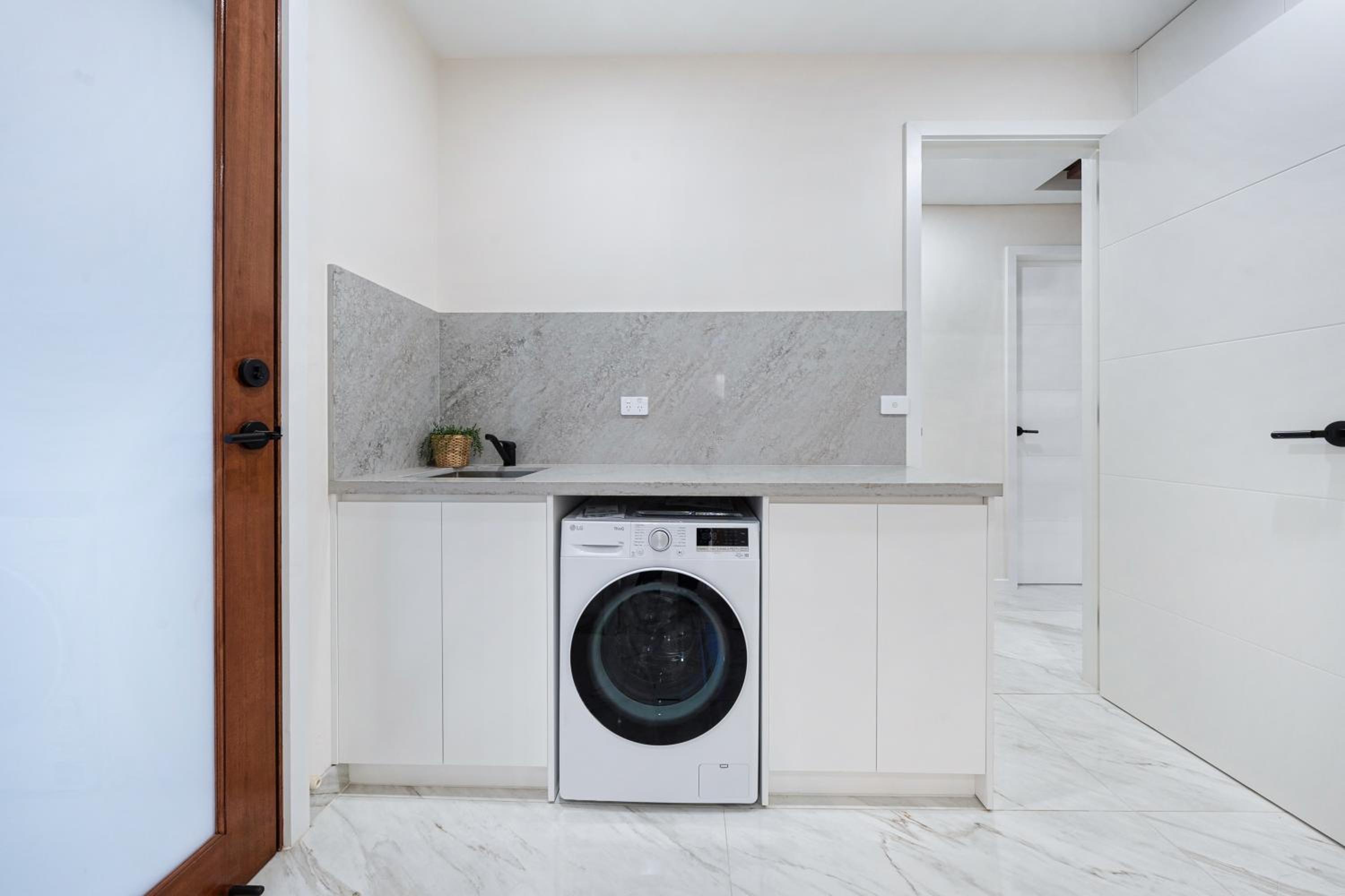 Spacious & Luxury 4Bed Room Retreat Near Station