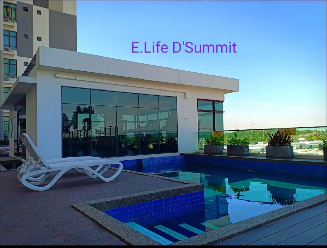 E LIFE D Summit Residences 1315 Wifi Netflix