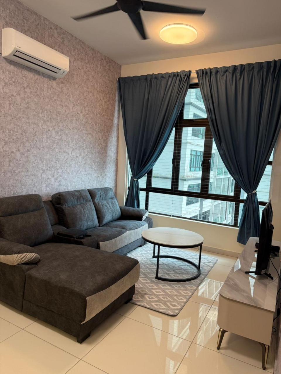 E LIFE D Summit Residences 1315 Wifi Netflix