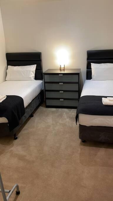 Lux Short Stay 3 Bedrooms at Clarendon Tower