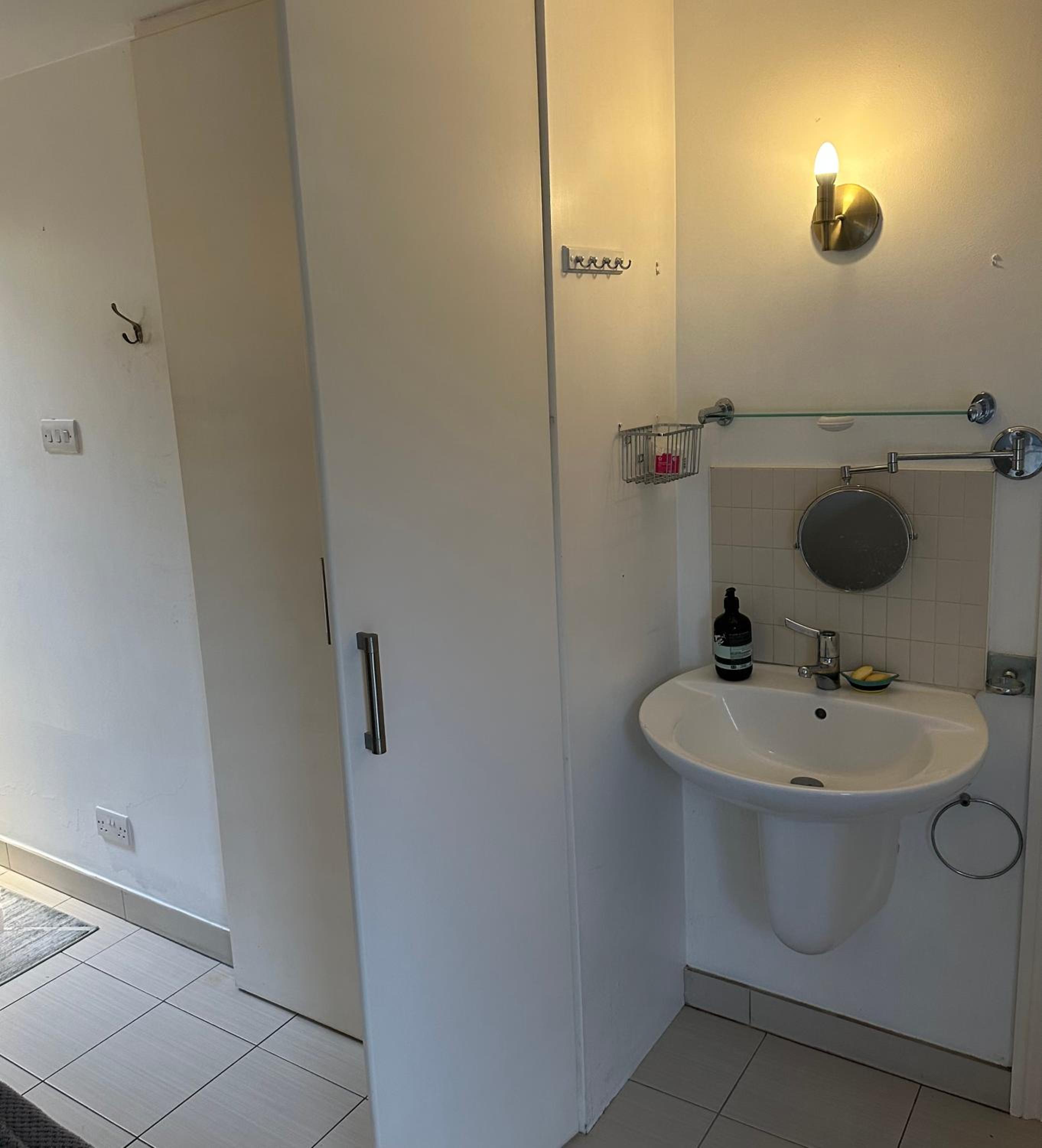 EnSuite Double Room With Own Entrance London - IG8 - Free on street parking - Image 5