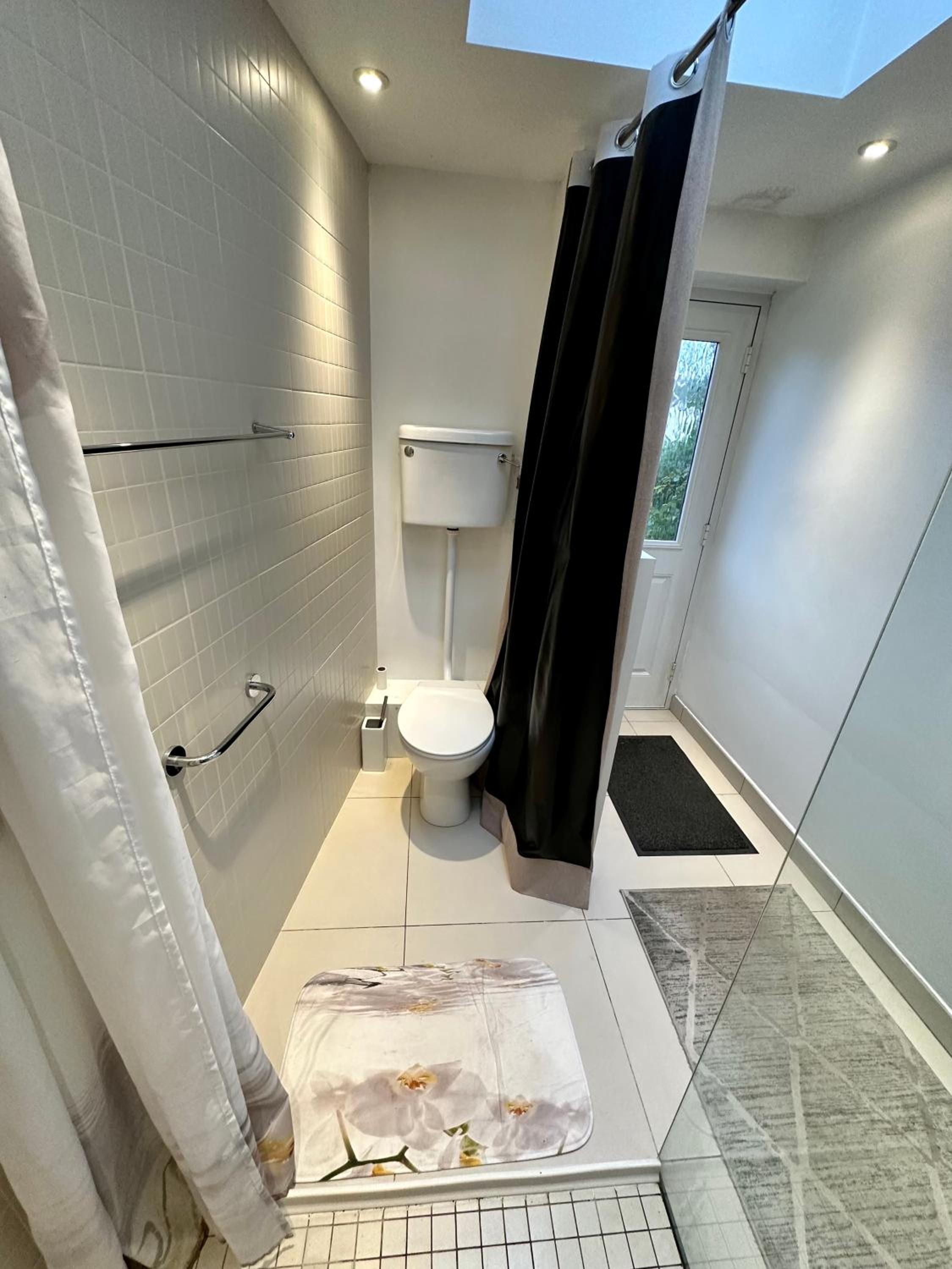 EnSuite Double Room With Own Entrance London - IG8 - Free on street parking - Image 4