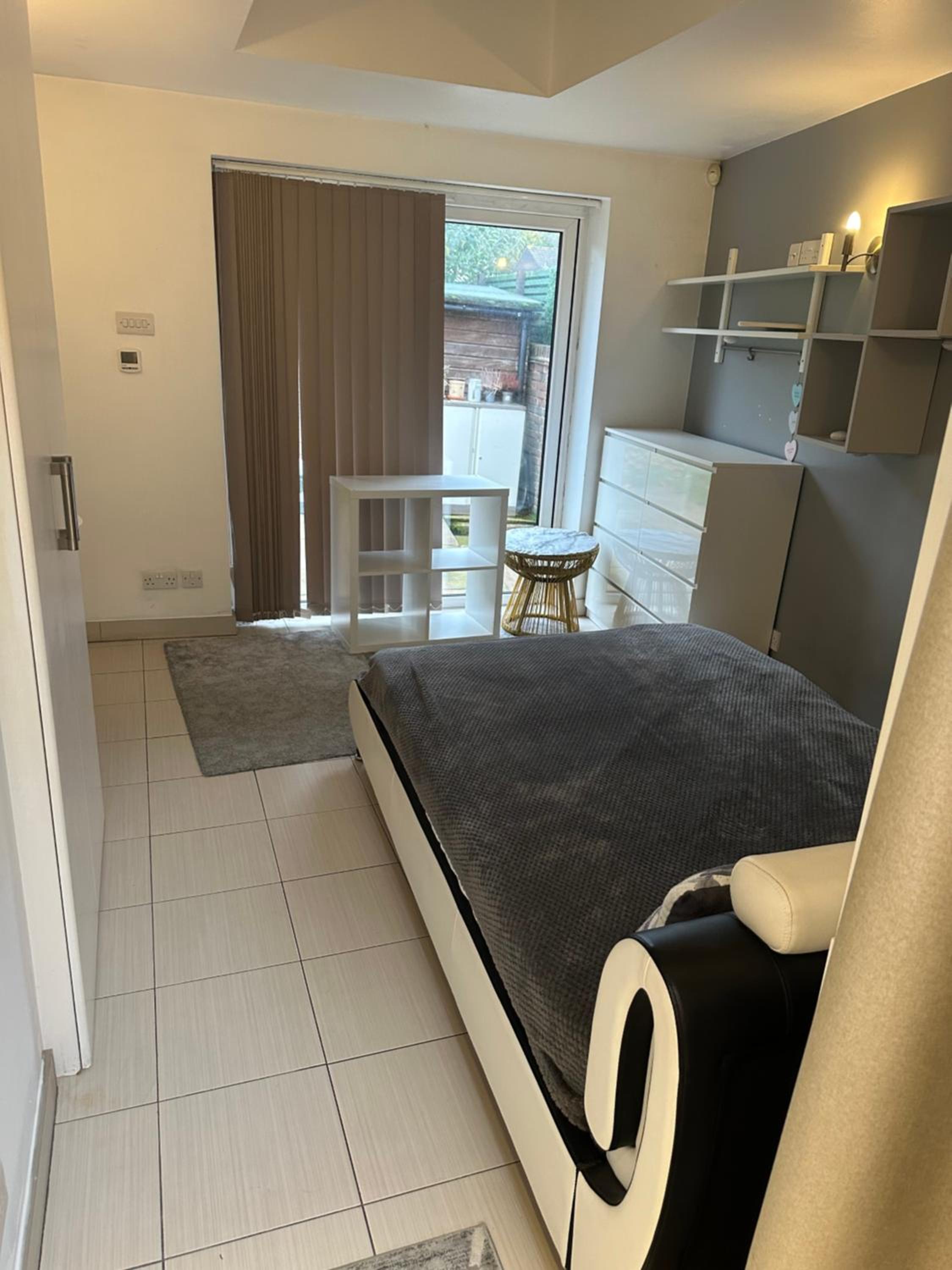 EnSuite Double Room With Own Entrance London - IG8 - Free on street parking - Image 3