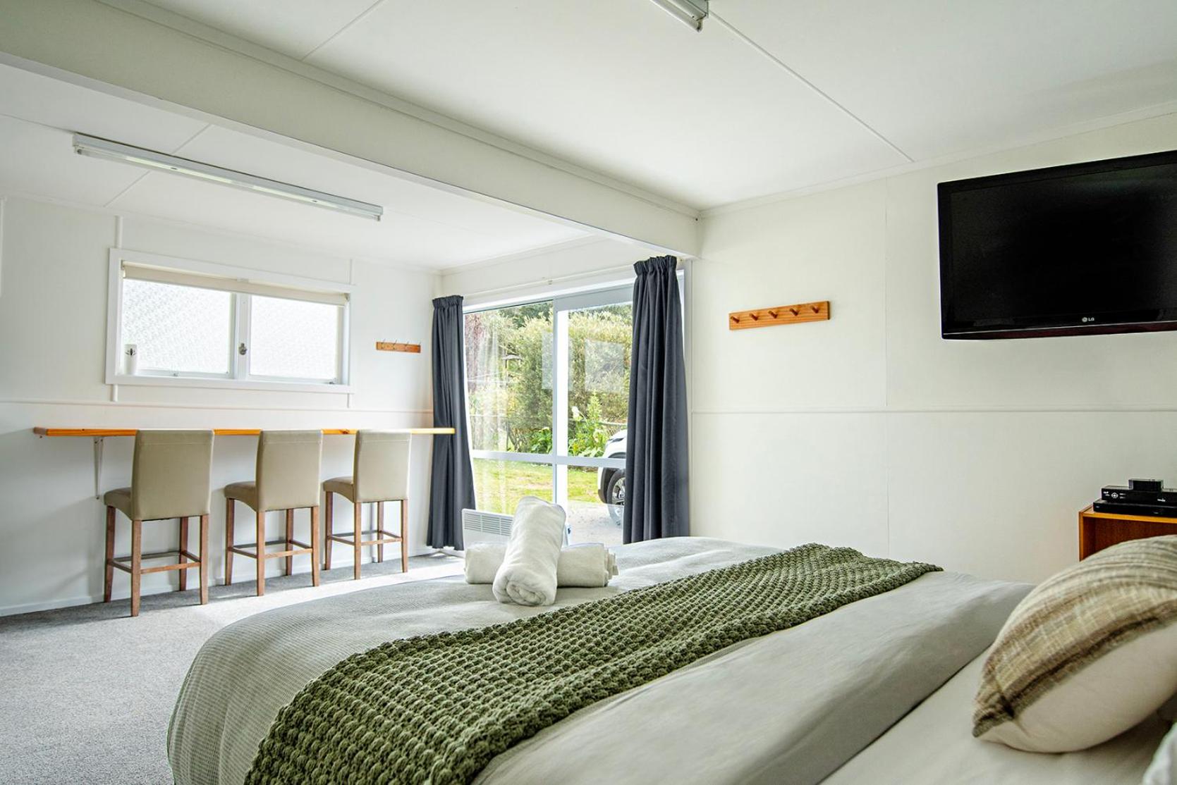 Stunning beachfront bach!