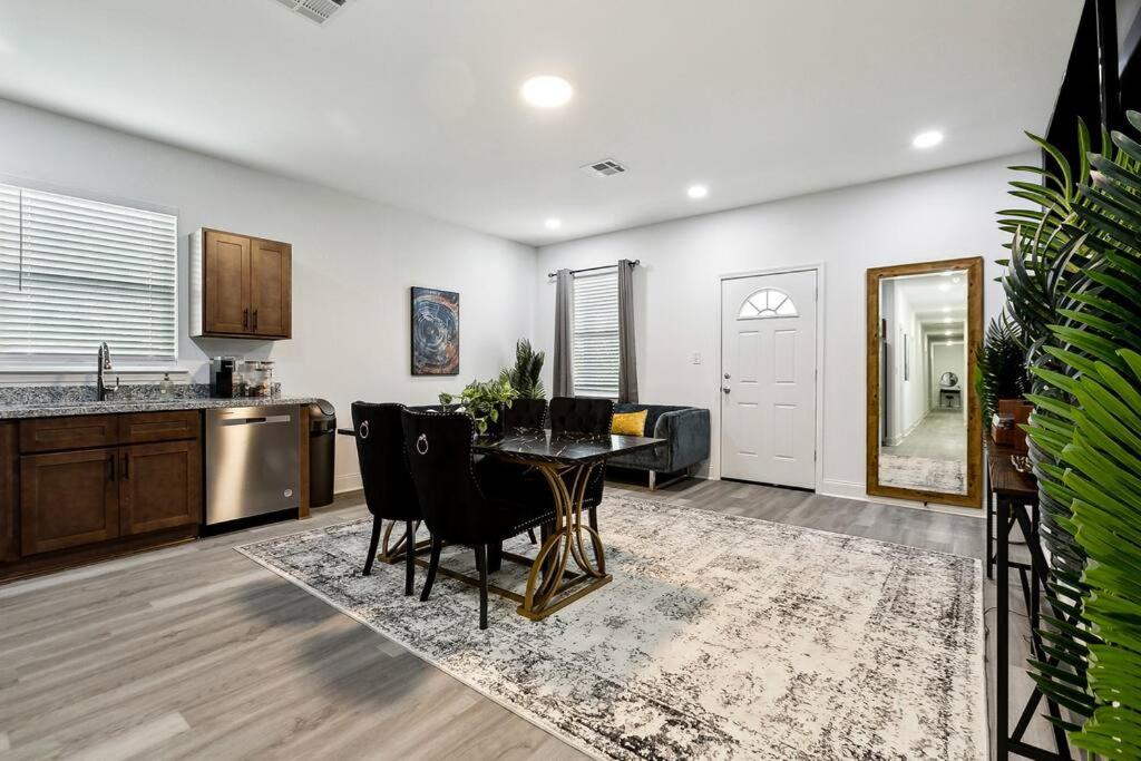 Grand 10-Bedroom Oasis in NOLA view 2