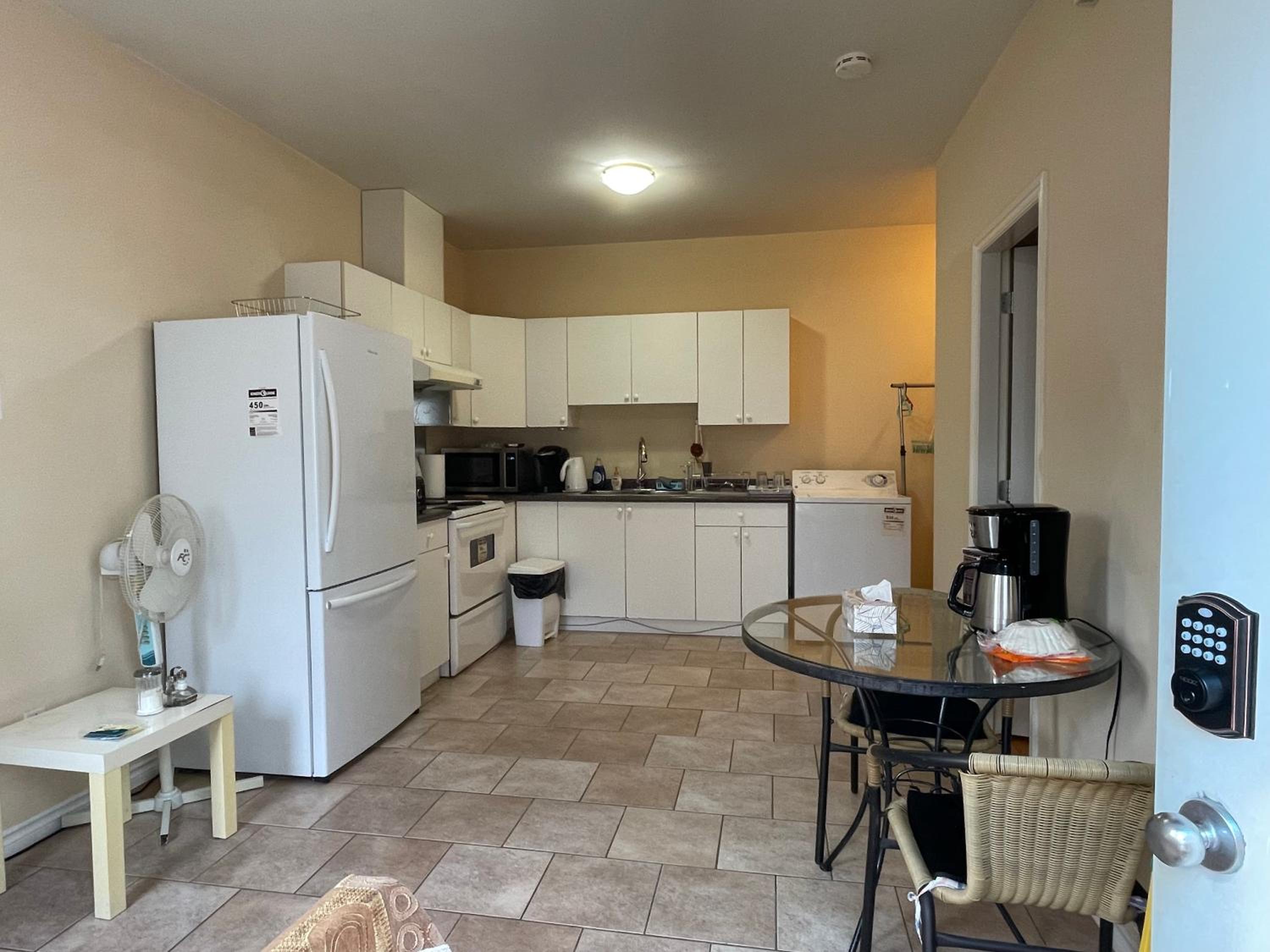 Metrotown 1 bedroom suite or apartment by Hong