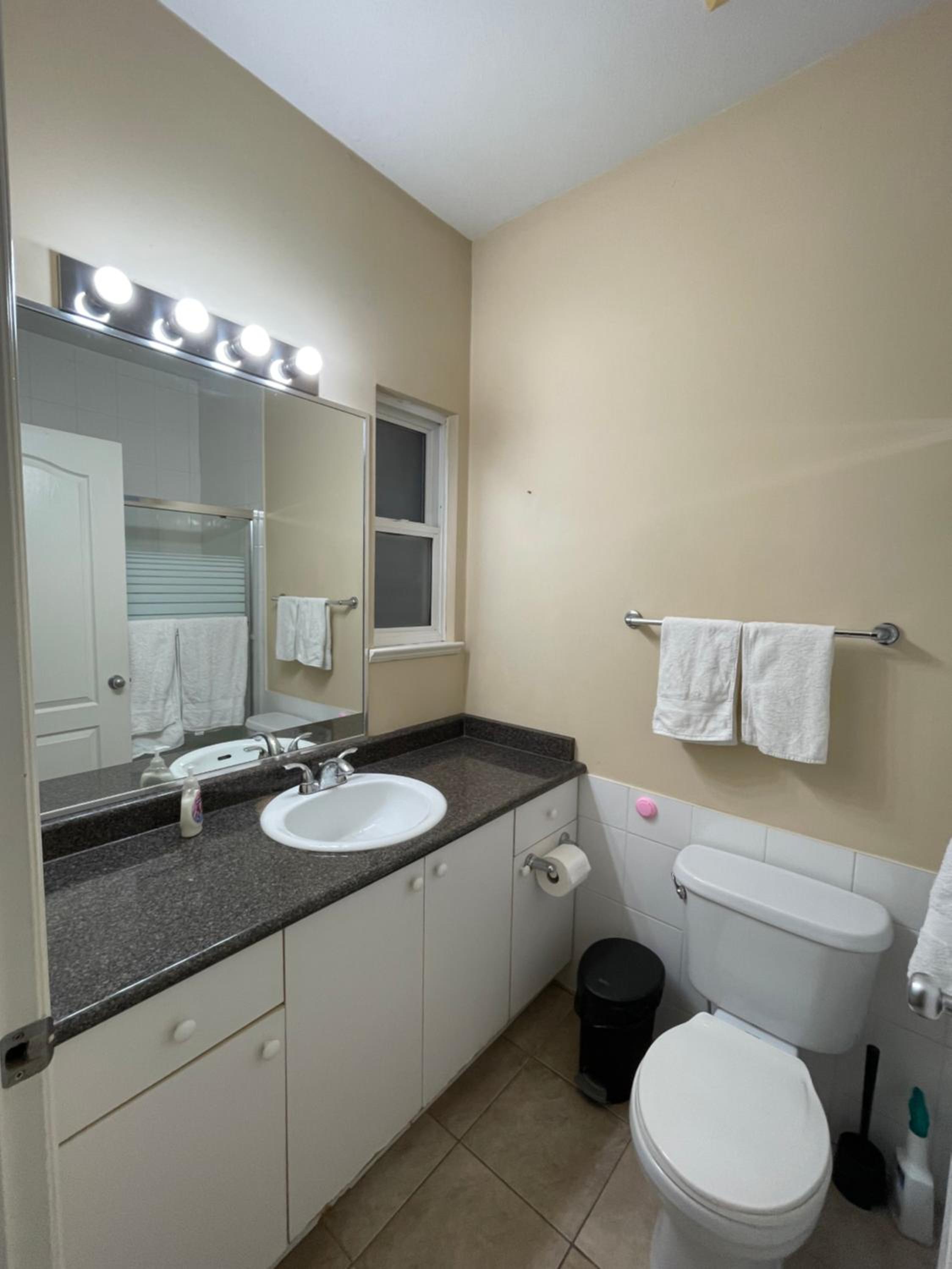 Metrotown 1 bedroom suite or apartment by Hong