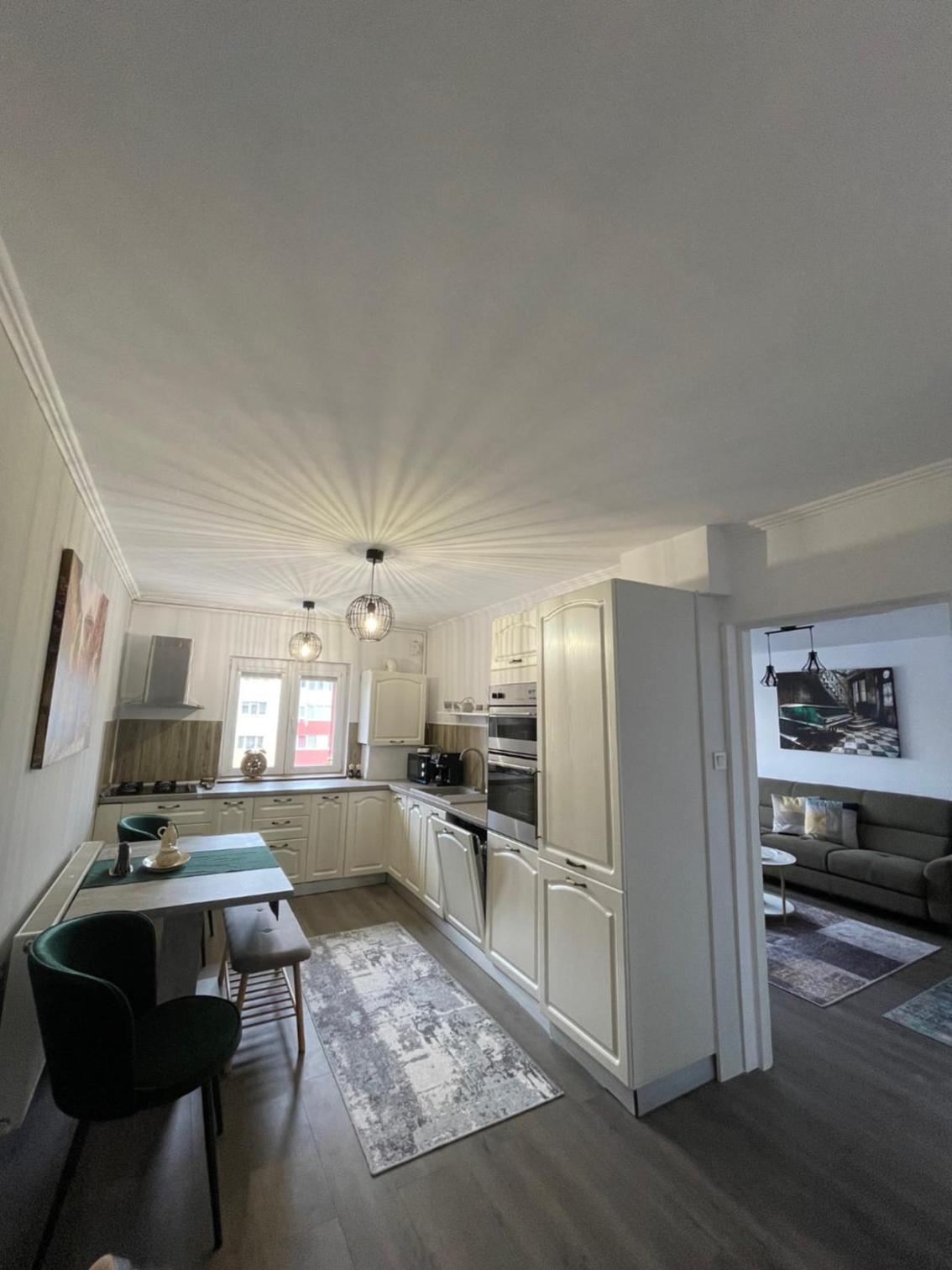 Luxury Apartment with FREE PARKING
