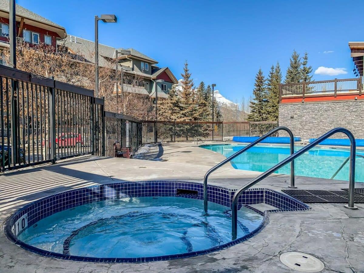 Rocky Mountain Hideaway w pool and 3 hot tubs