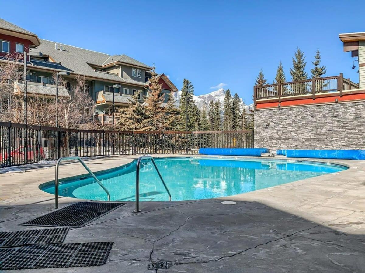 Rocky Mountain Hideaway w pool and 3 hot tubs