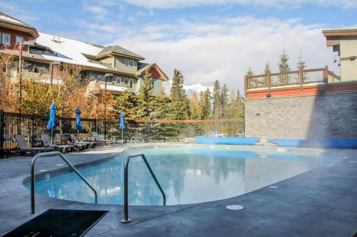 Rocky Mountain Hideaway w pool and 3 hot tubs