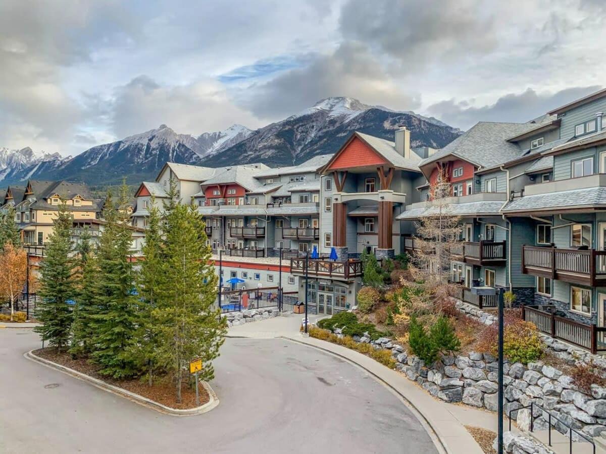 Rocky Mountain Hideaway w pool and 3 hot tubs