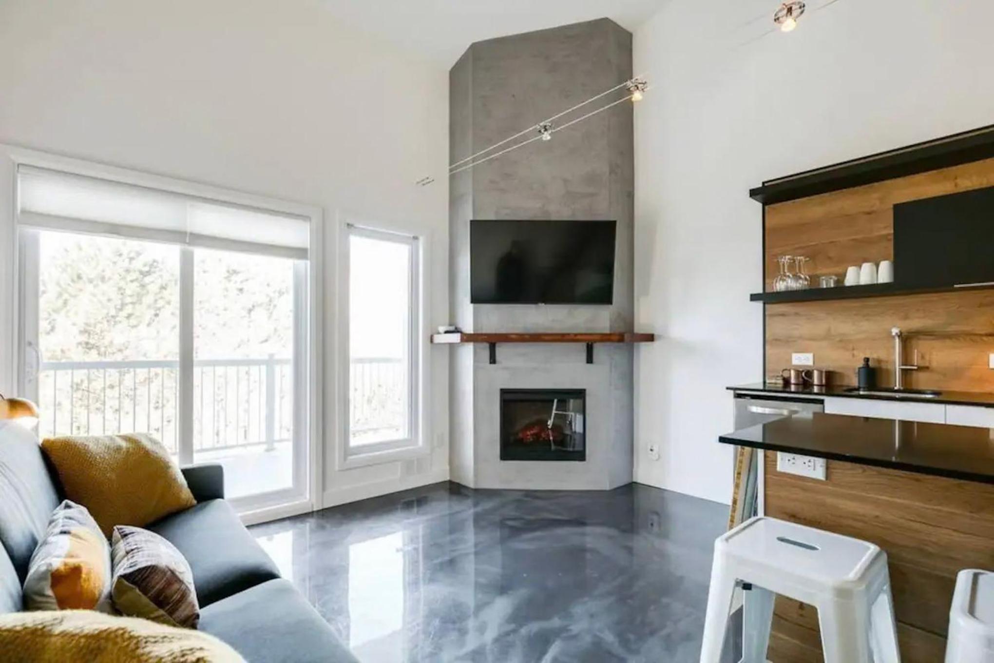 Condo moderne, escapade vacance, vue sur montagnes
